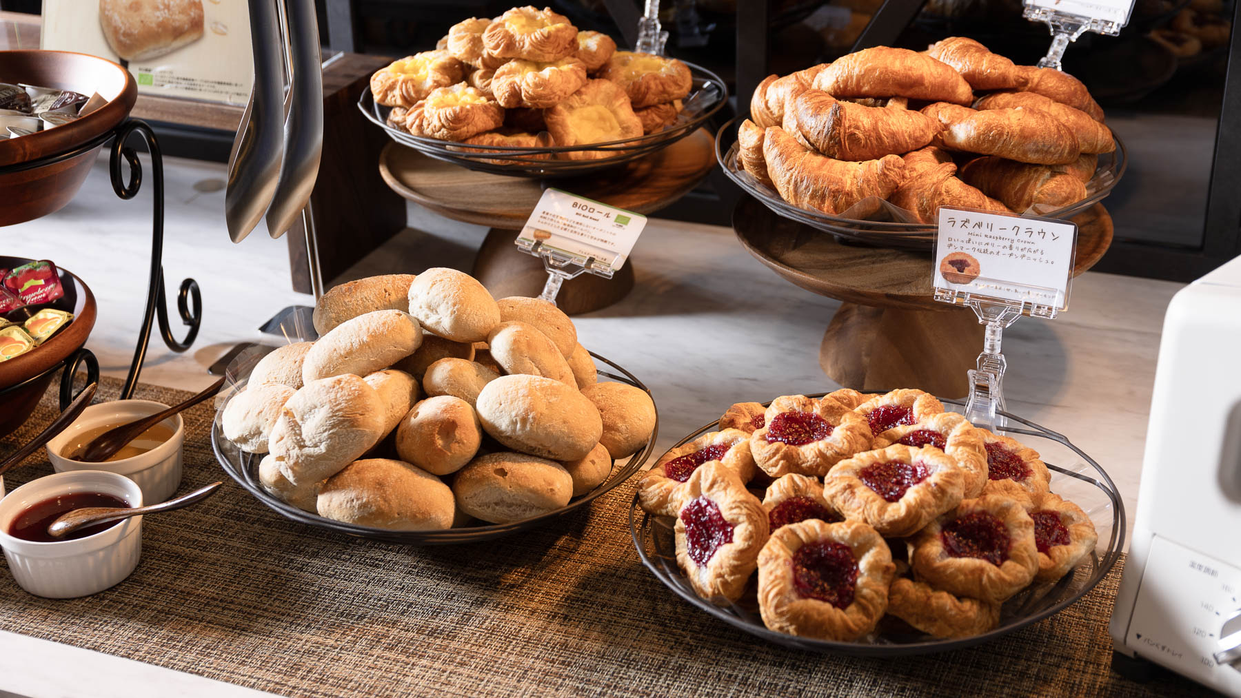 【無料朝食】焼き立てパンは日替わりで