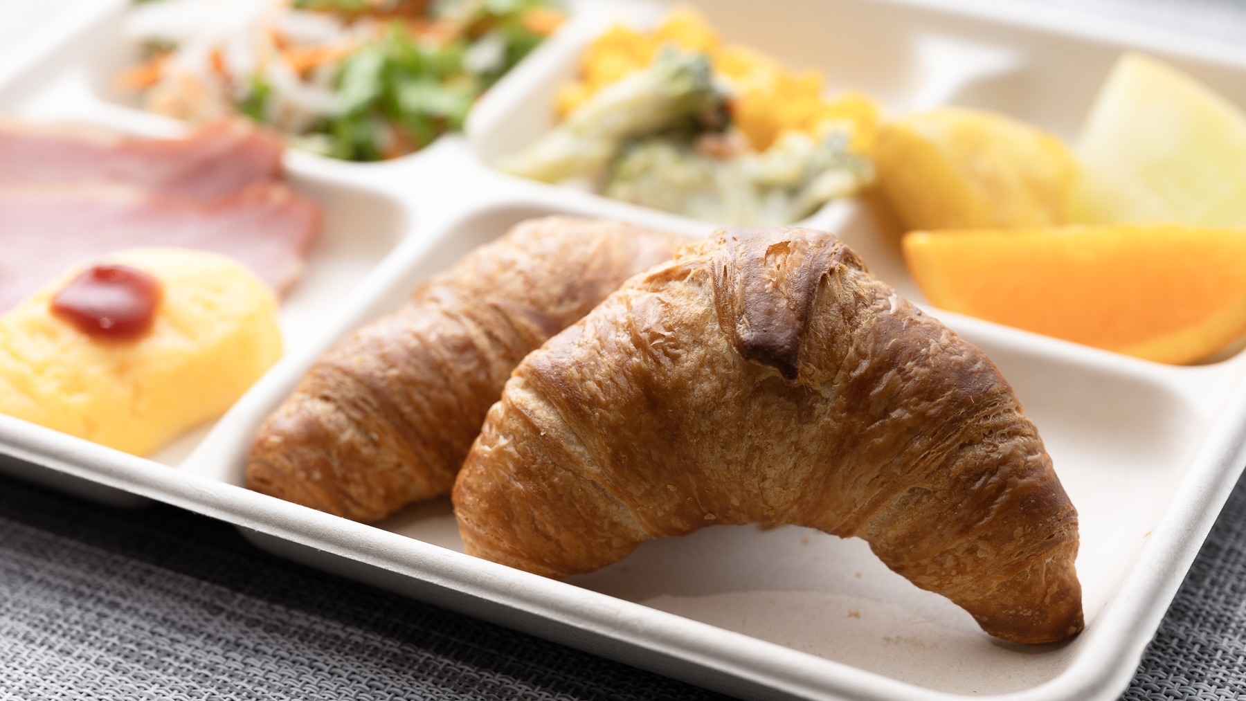 【無料朝食】焼き立てパンもたくさん