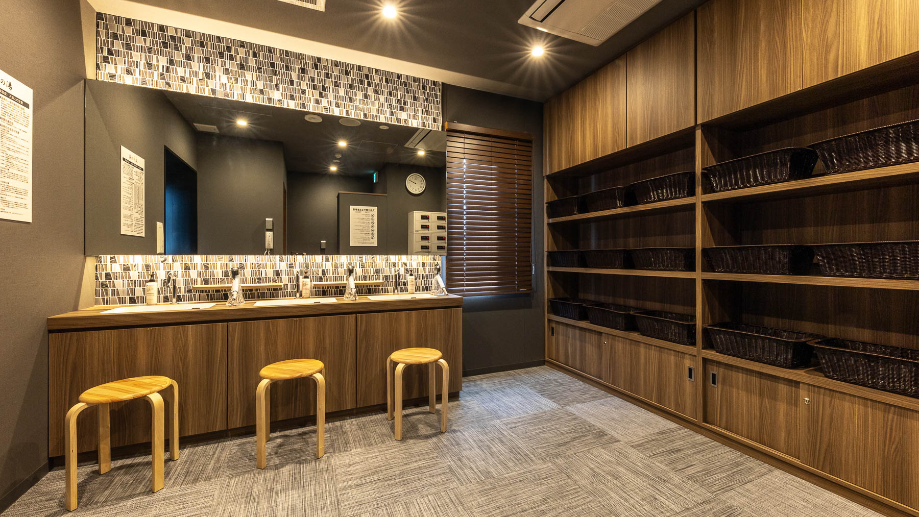 【脱衣所】脱衣ロッカー＆シンク