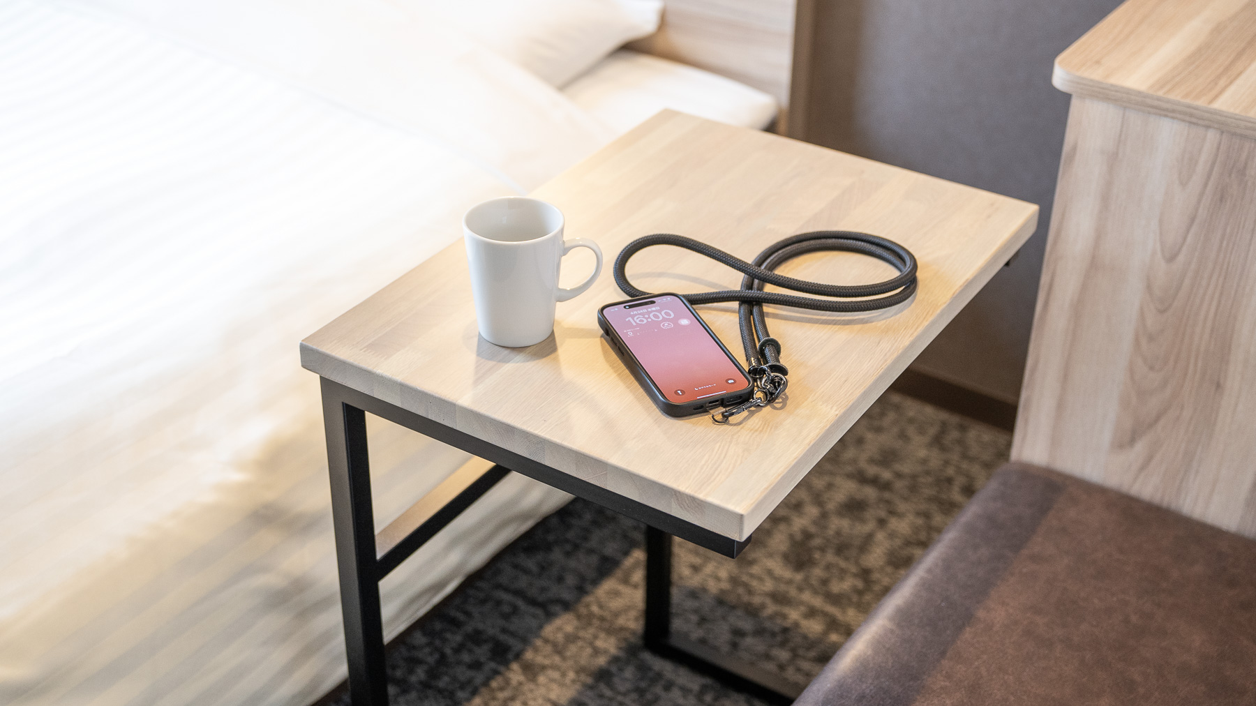 【スタンダードルーム】小型デスクでお仕事もできます