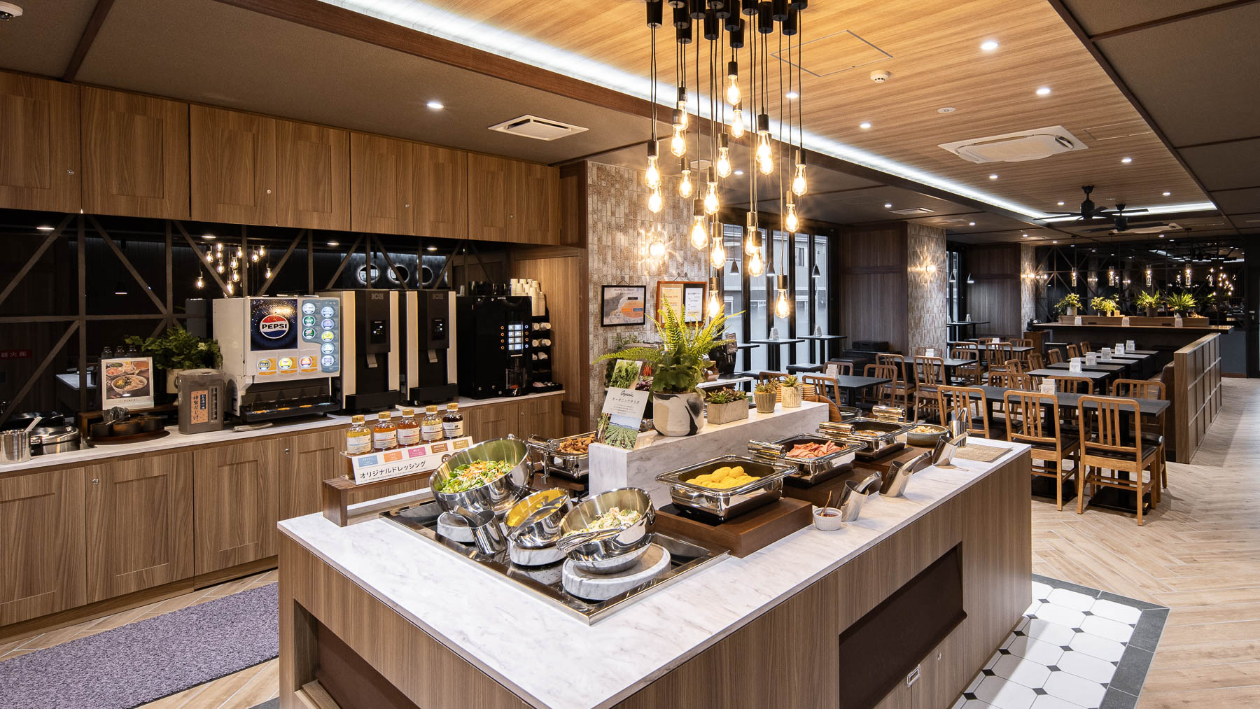 【無料朝食】明るく元気な朝食会場です