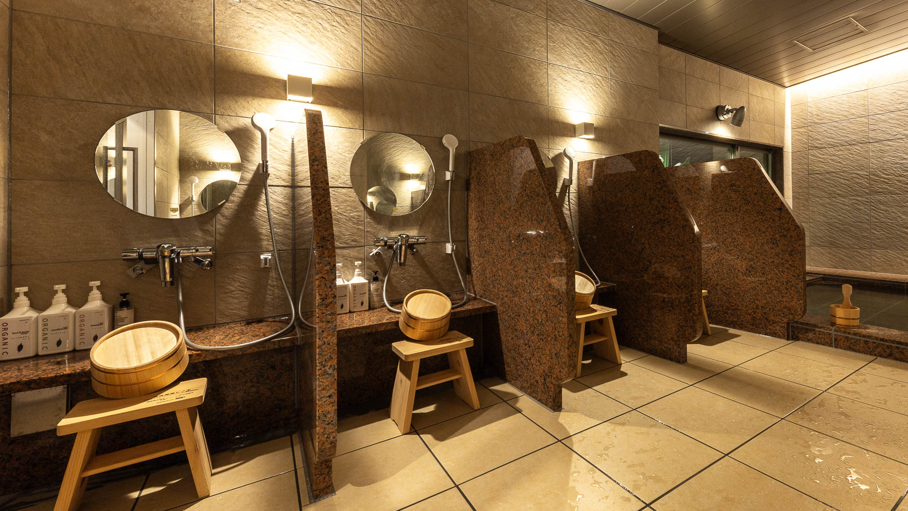 【天然温泉】洗い場は完全セパレート