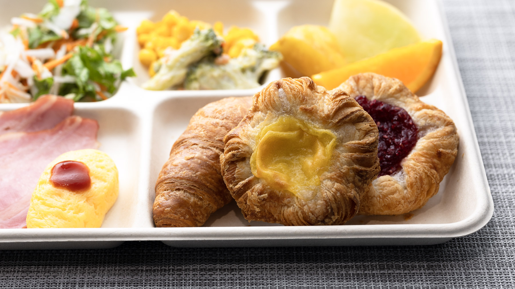 【無料朝食】数種類の焼き立てパン