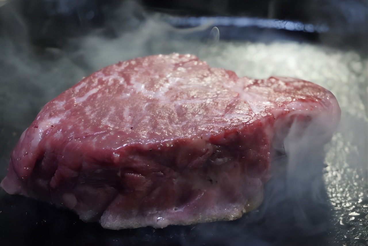 【夕食アップグレード】〈肉×肉〉ブランド牛『白老牛』赤身＆ヒレステーキ＆旬味覚ブッフェで贅沢ディナー