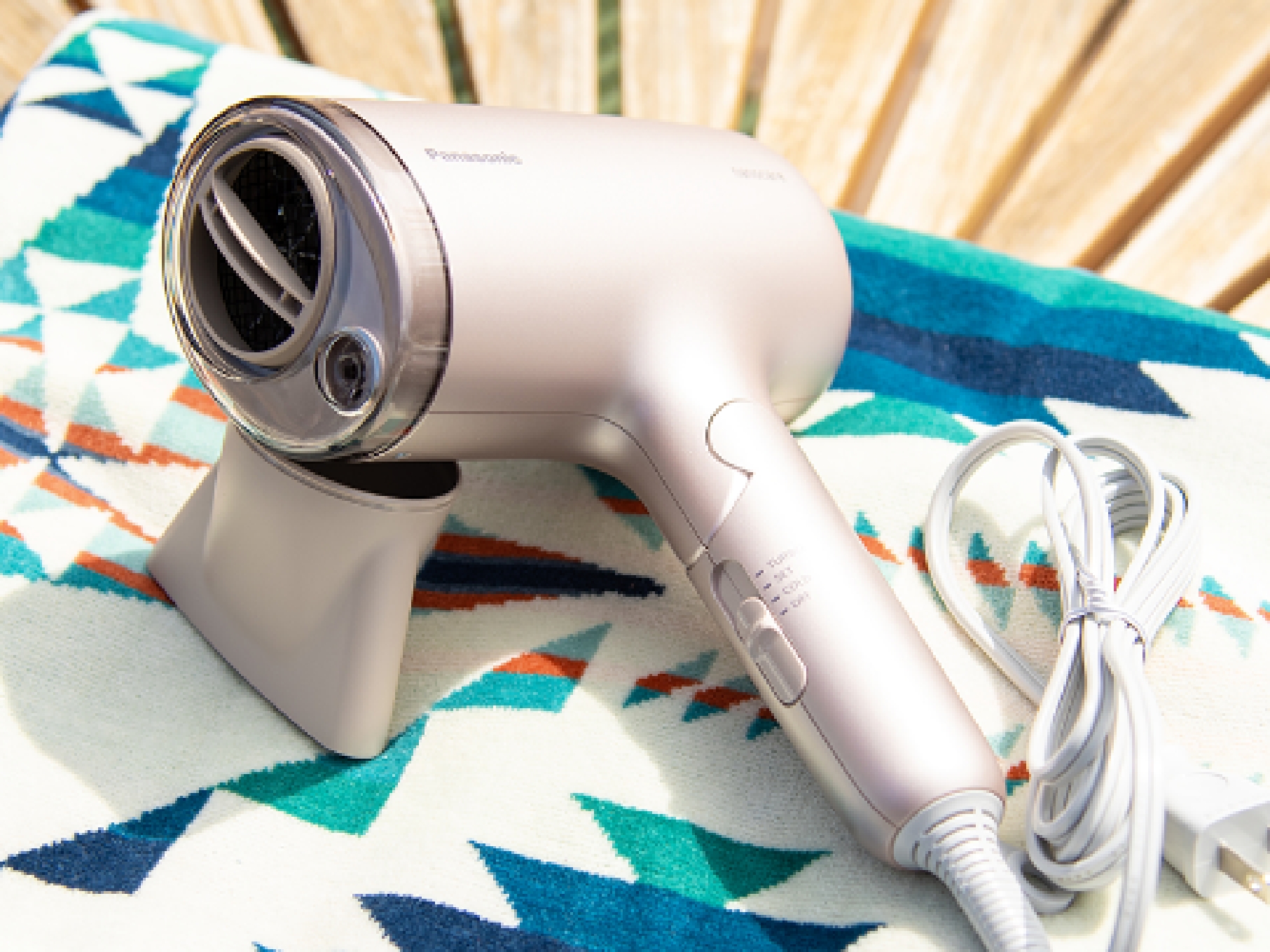 高浸透「ナノイー」＆ミネラルで、乾かすたびに指通りなめらかな髪へ。