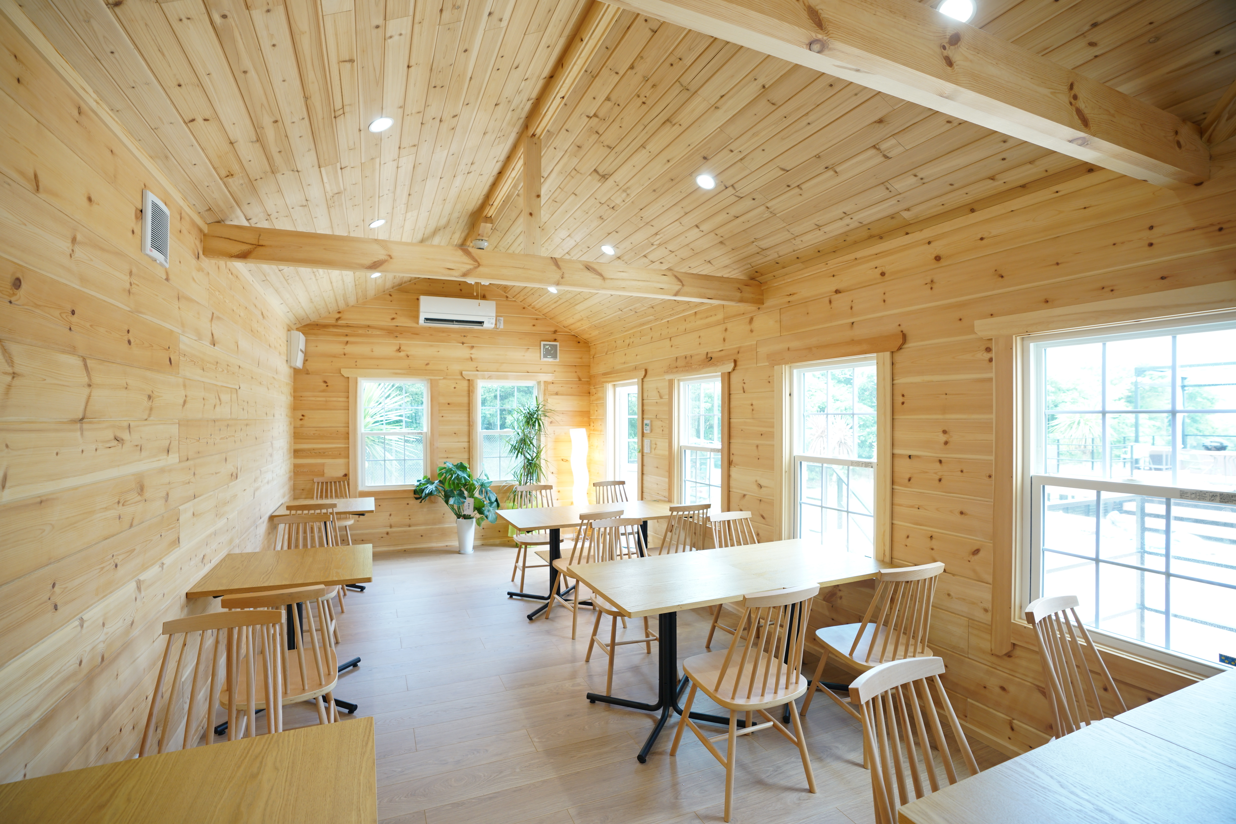 雨の日も安心、暖かい食事スペースもご用意