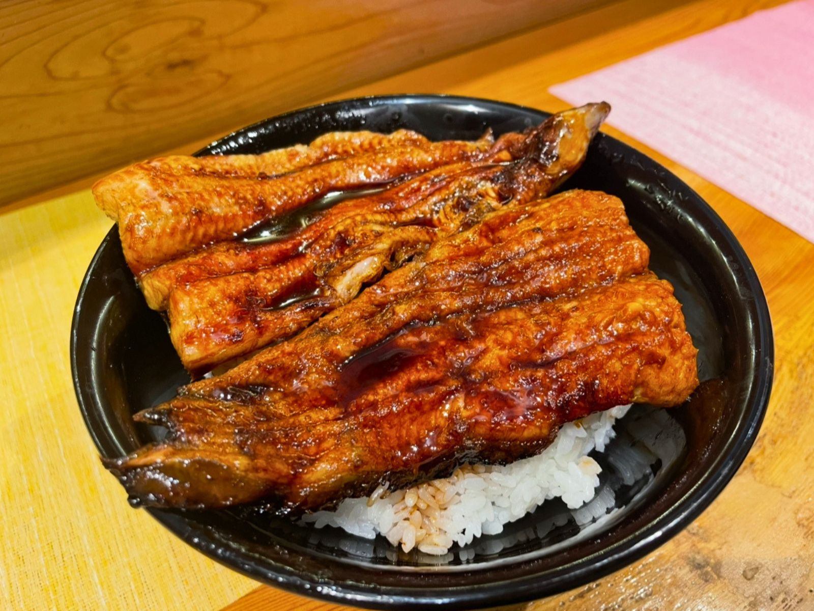 釣れた鰻一匹まるまる丼に