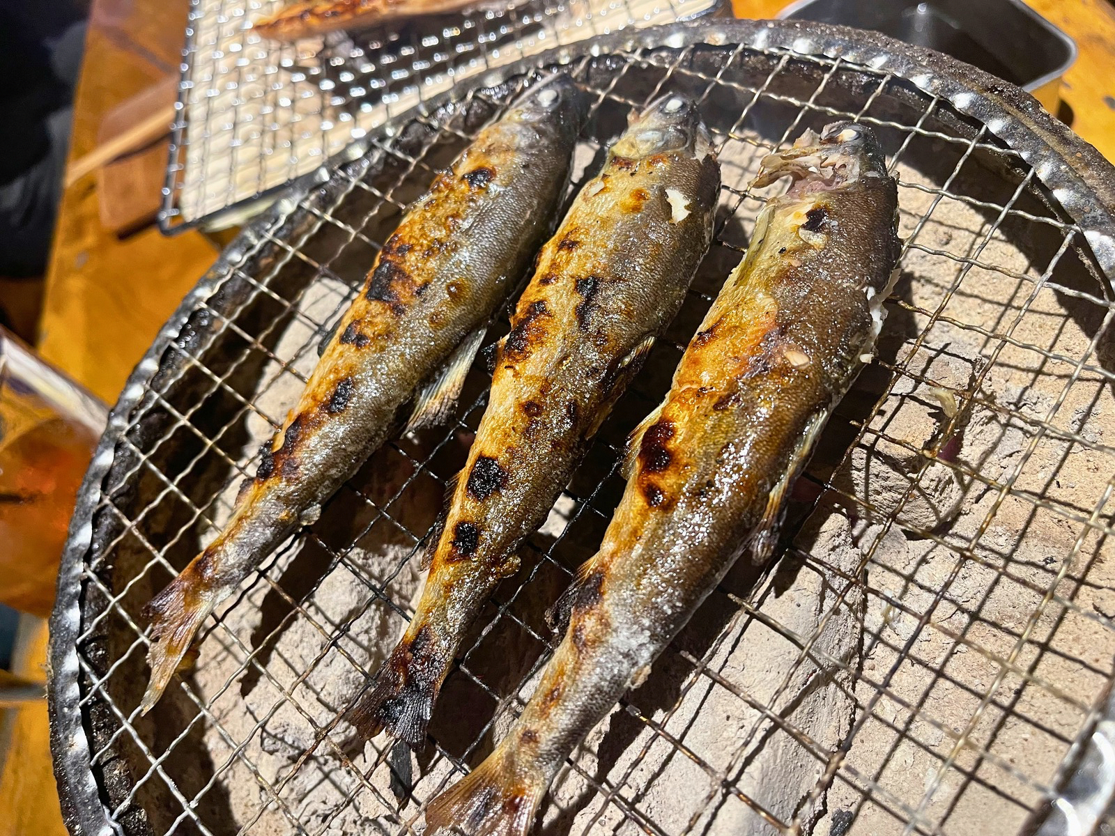 ご自身で焼いていただく鮎の塩焼き