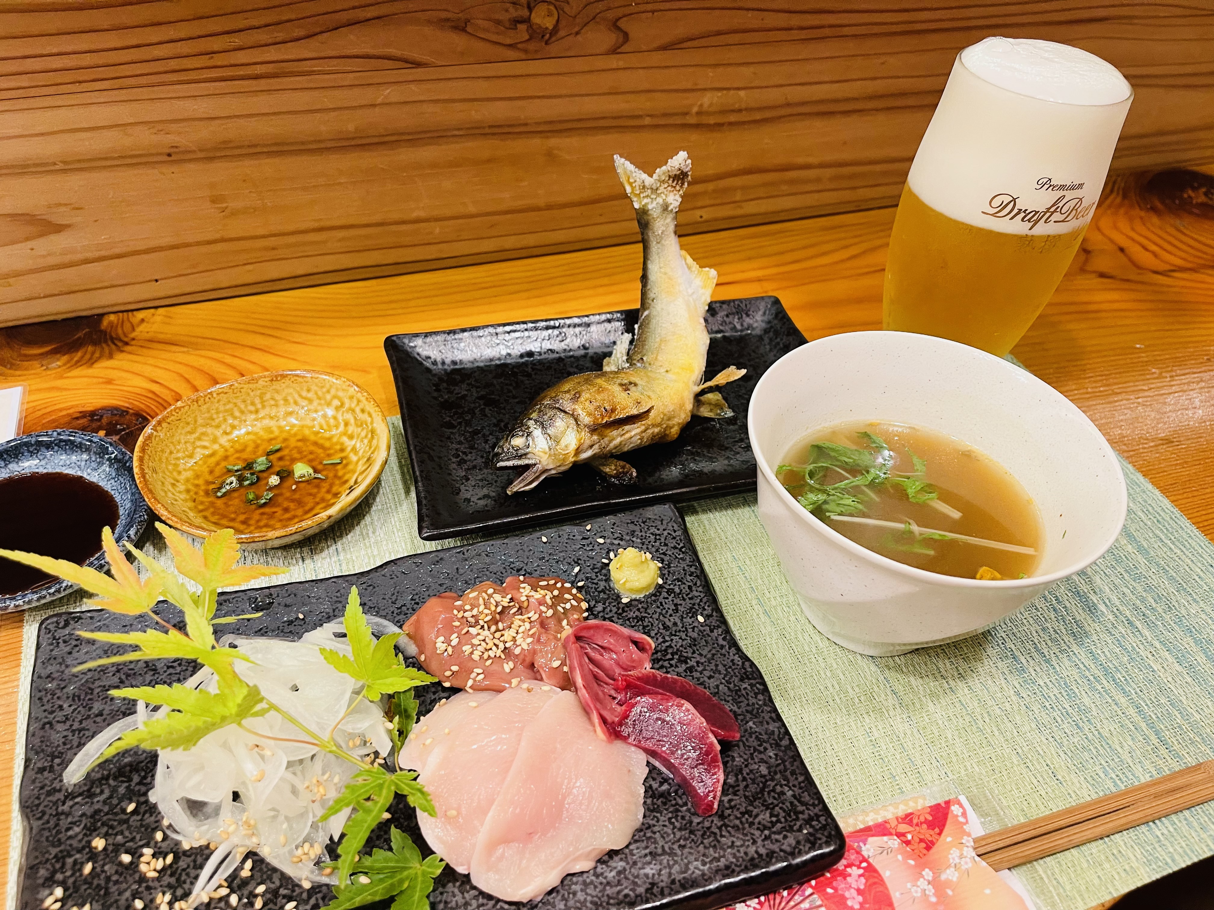 新鮮地鶏のお刺身盛り合わせと鮎の塩焼き（季節によってこちらが変わります）