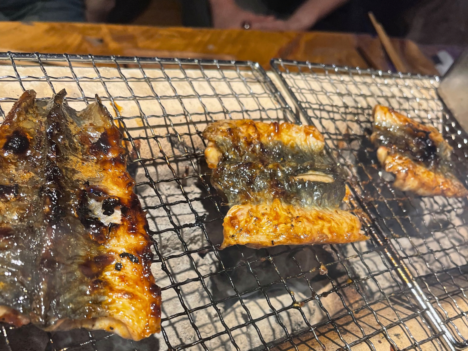 ご自身で焼いていただく鰻の蒲焼き