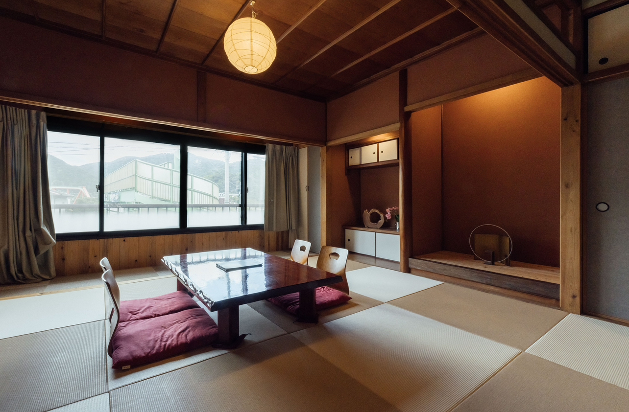 琉球畳を敷いた約14畳のお部屋になります。