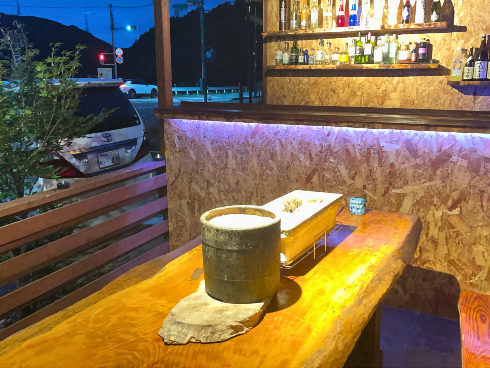 テラスでジビエの炭焼き