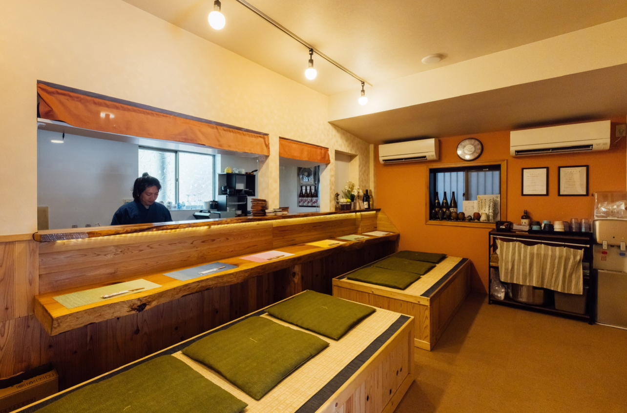 お料理がお決まりでないお客様はカウンターのお部屋で居酒屋スタイルでご利用いただく事も出来ます。