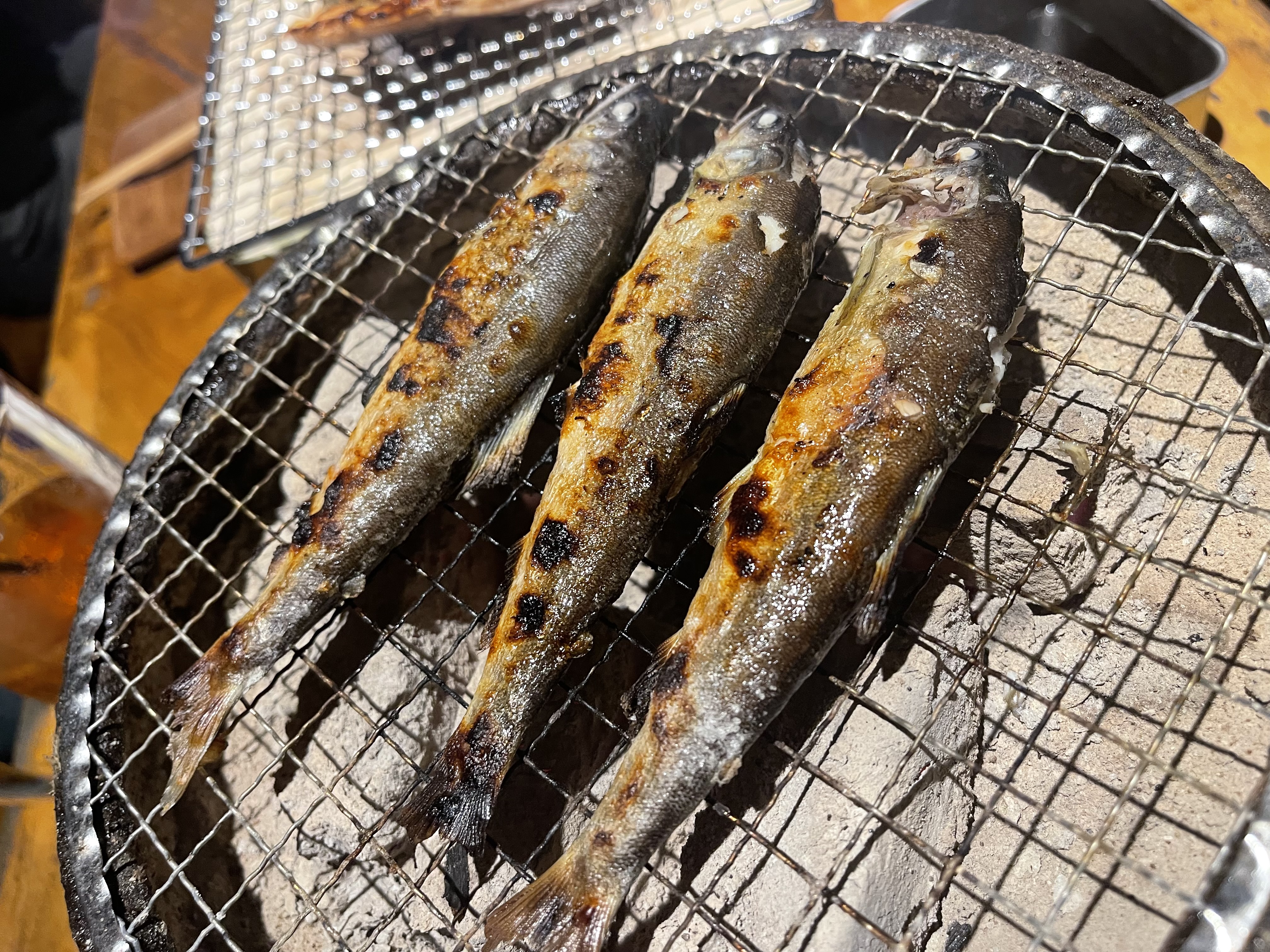 ご自身で焼いていただく鮎の塩焼き