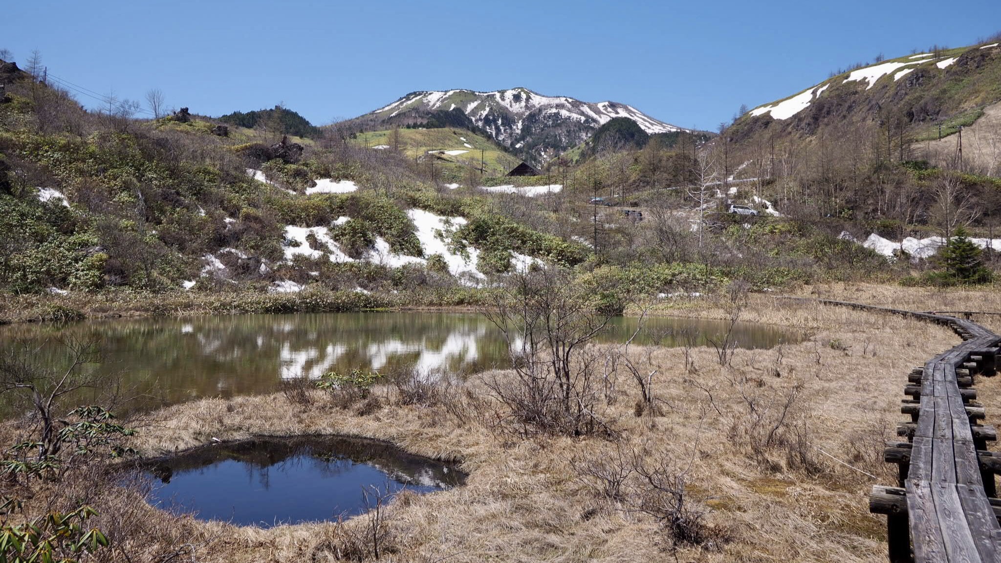 武具脱の池から見た白根山