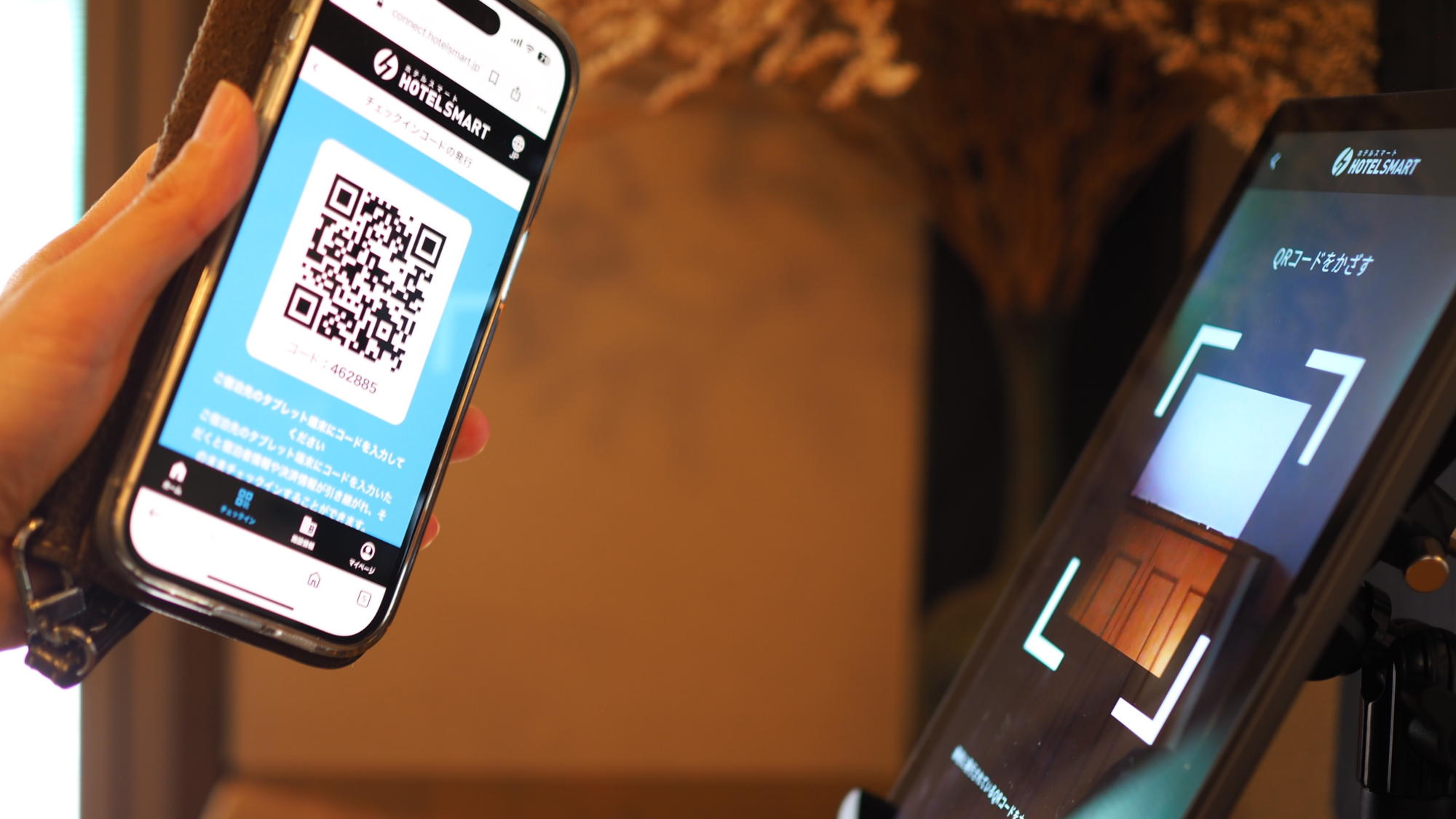 タブレットにQRコードをかざしてチェックイン
