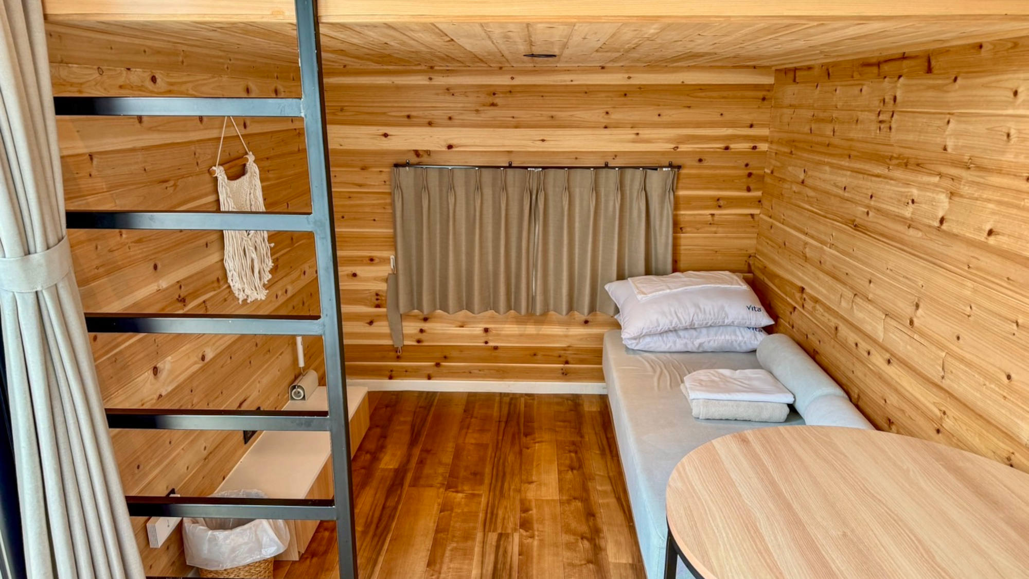 離れ１：ベッドスペース下段