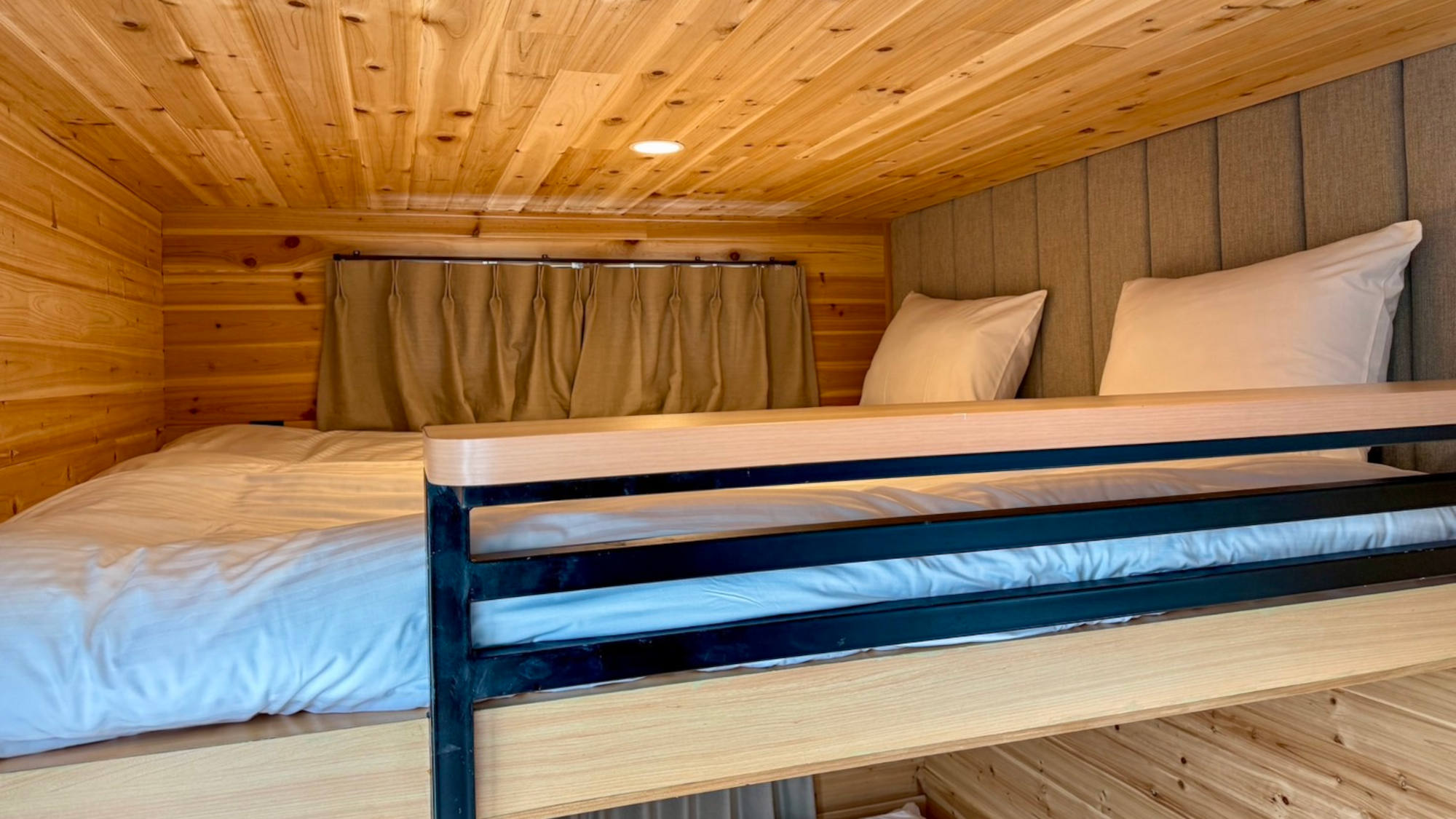 離れ１：ベッドスペース上段