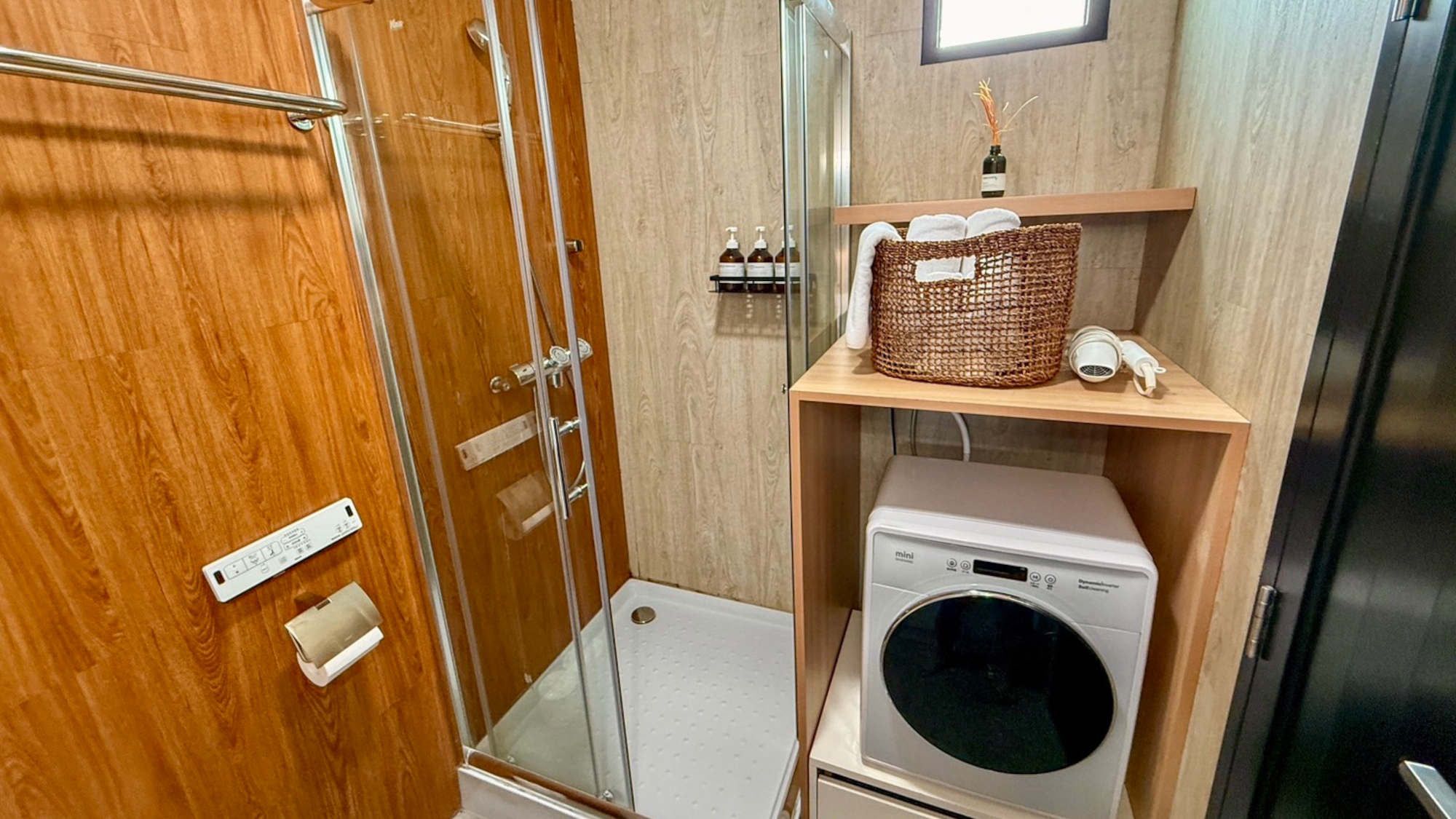 離れ１：シャワーブース