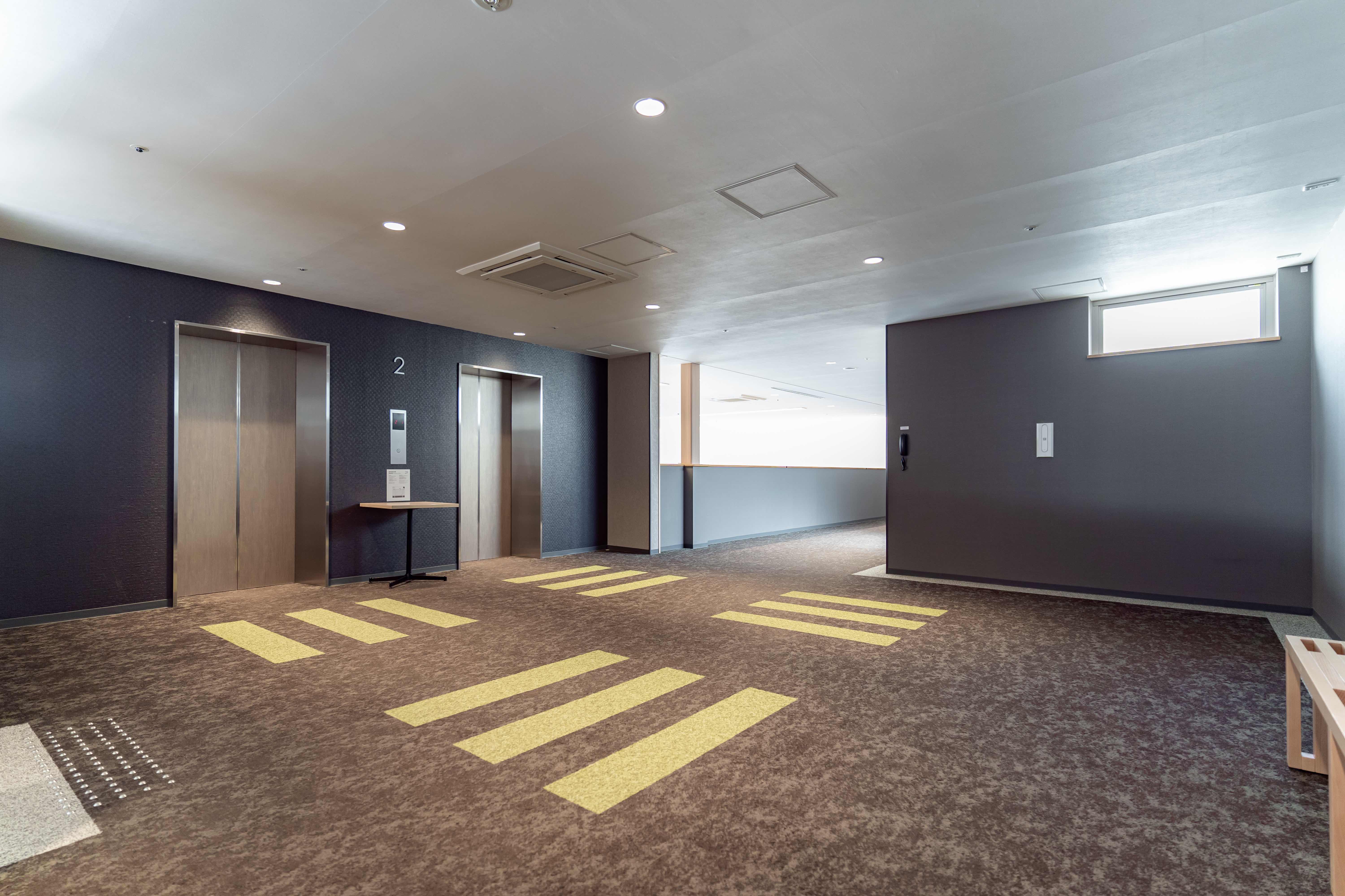 2F エレベーター付近