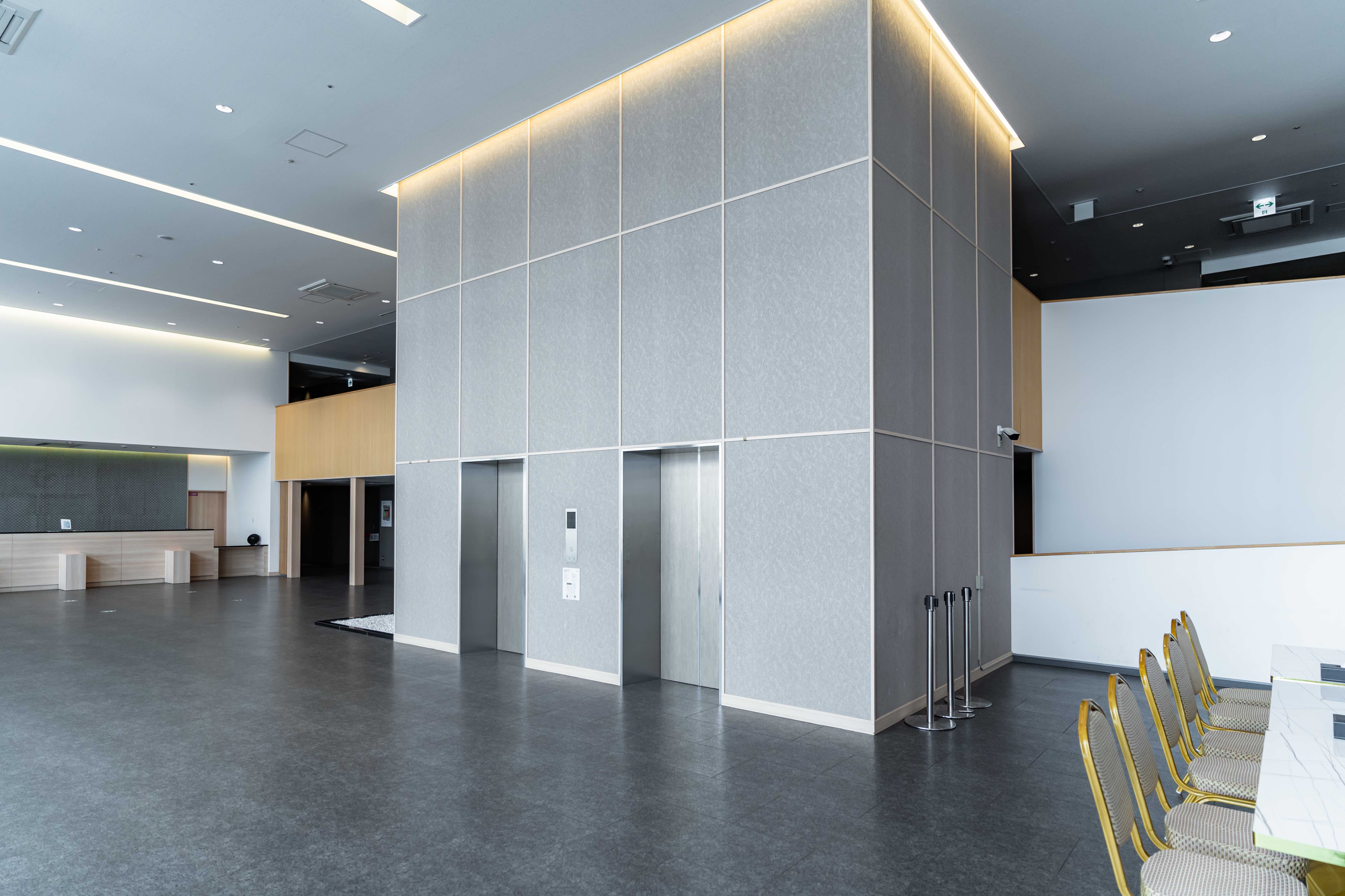 1F エレベーター付近