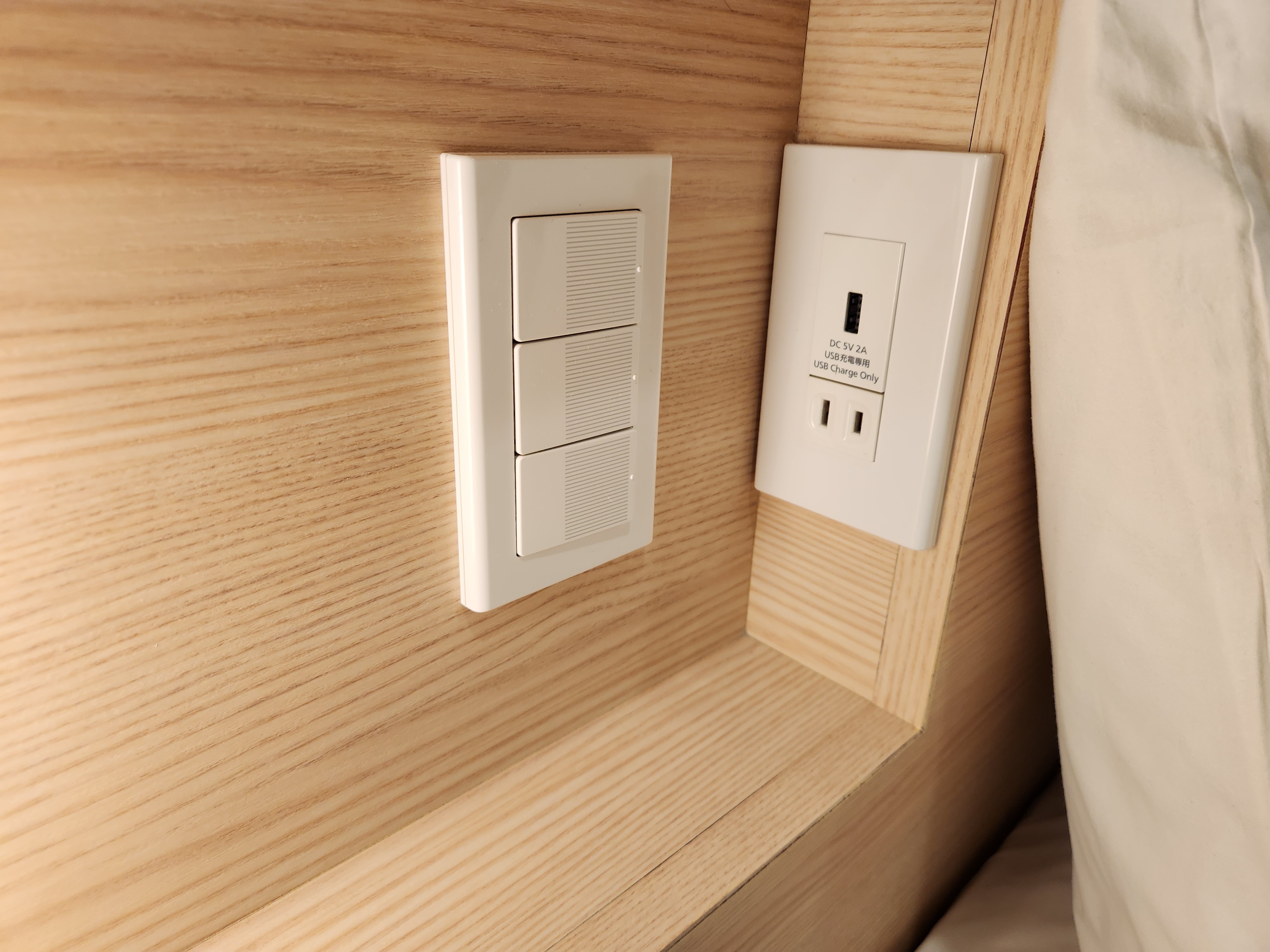 客室 コンセントとUSB充電ポート