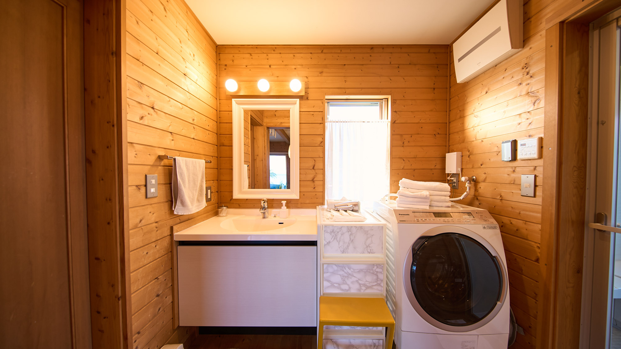 洗面所／脱衣所：使いやすい洗面所と脱衣所スペースあり。洗濯機もございますので長期滞在も快適です