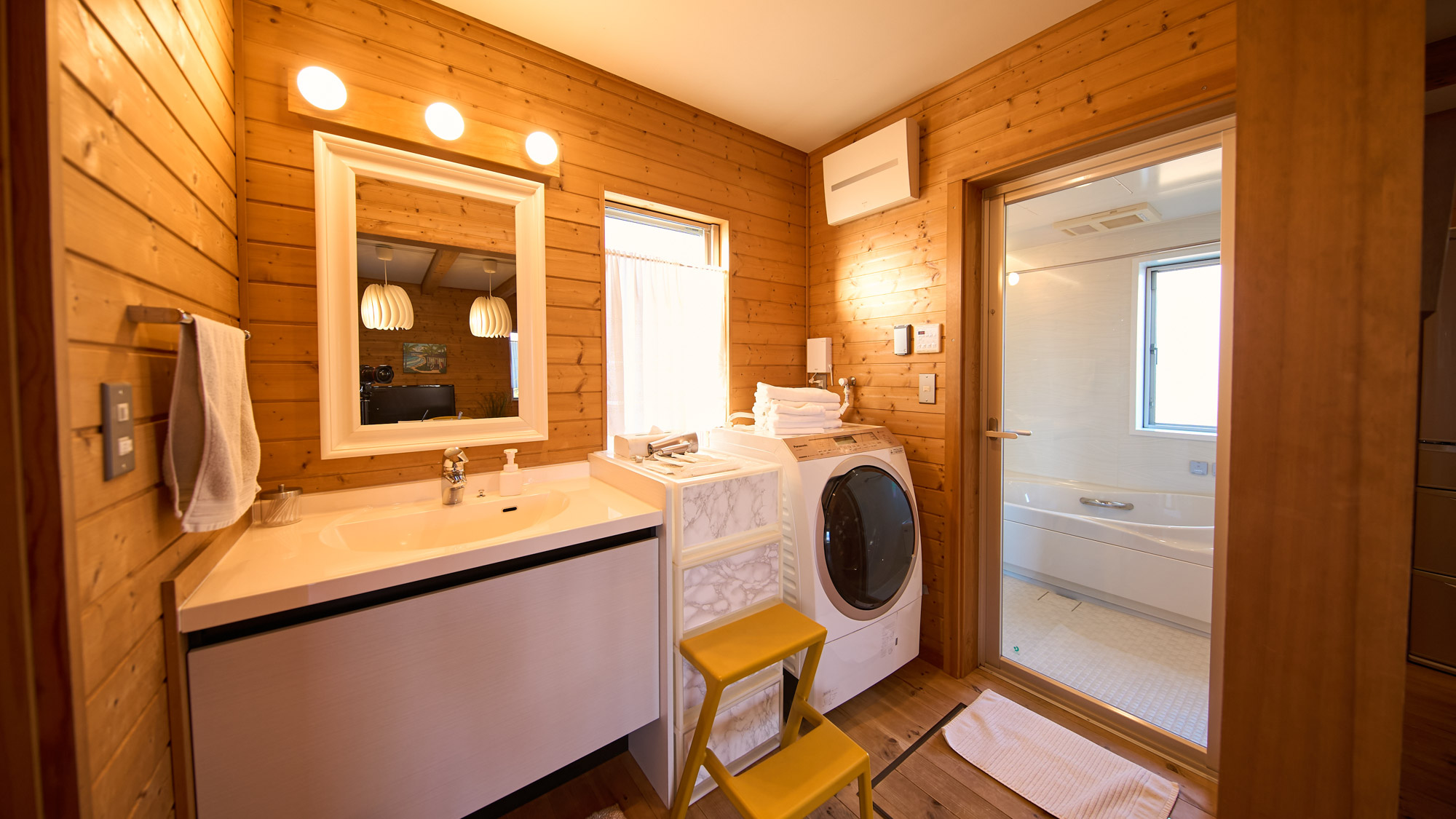 洗面所／脱衣所：使いやすい洗面所と脱衣所スペースあり。洗濯機もございますので長期滞在も快適です