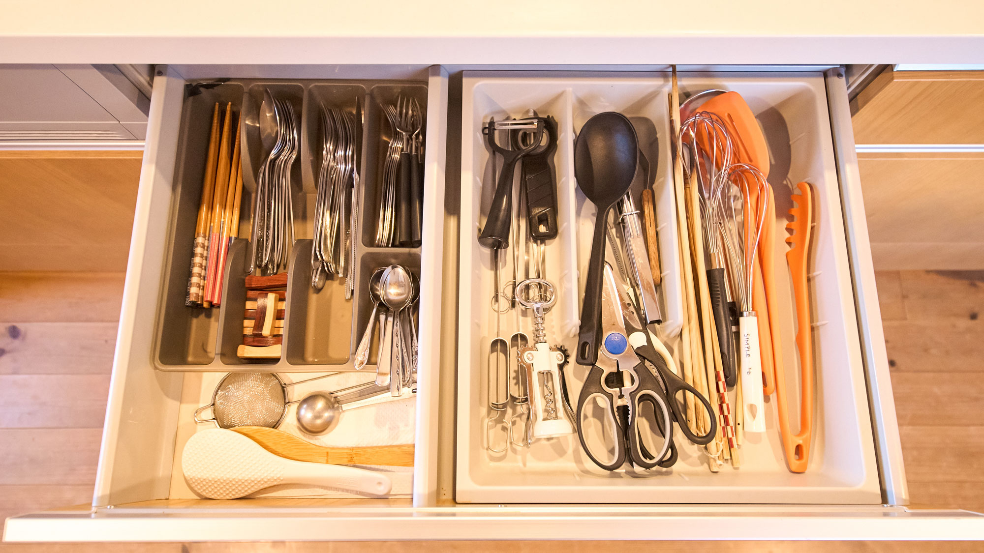 キッチン備品：調理器具、カトラリー類