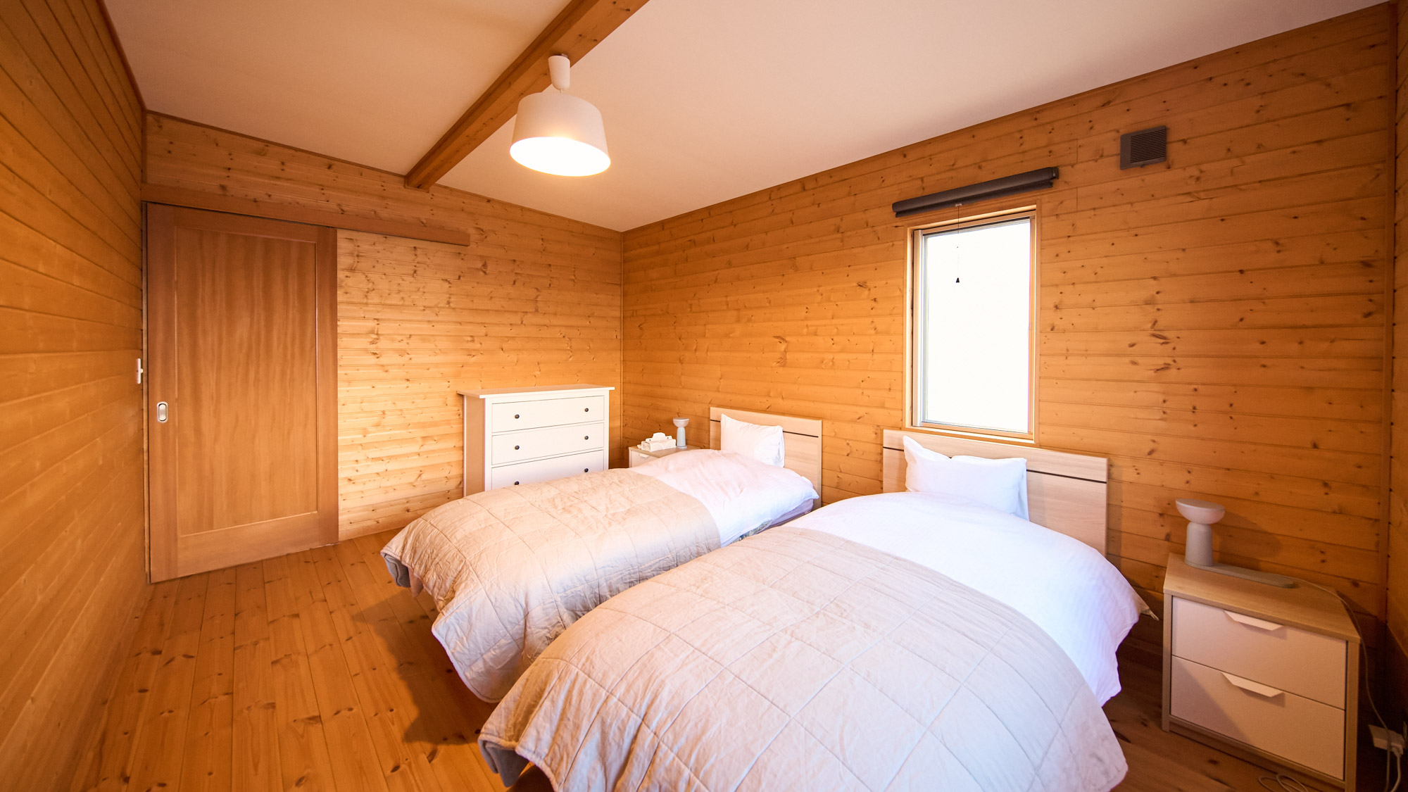 2階／寝室2：寝室は2部屋ございます。それぞれベッドを2台設置。