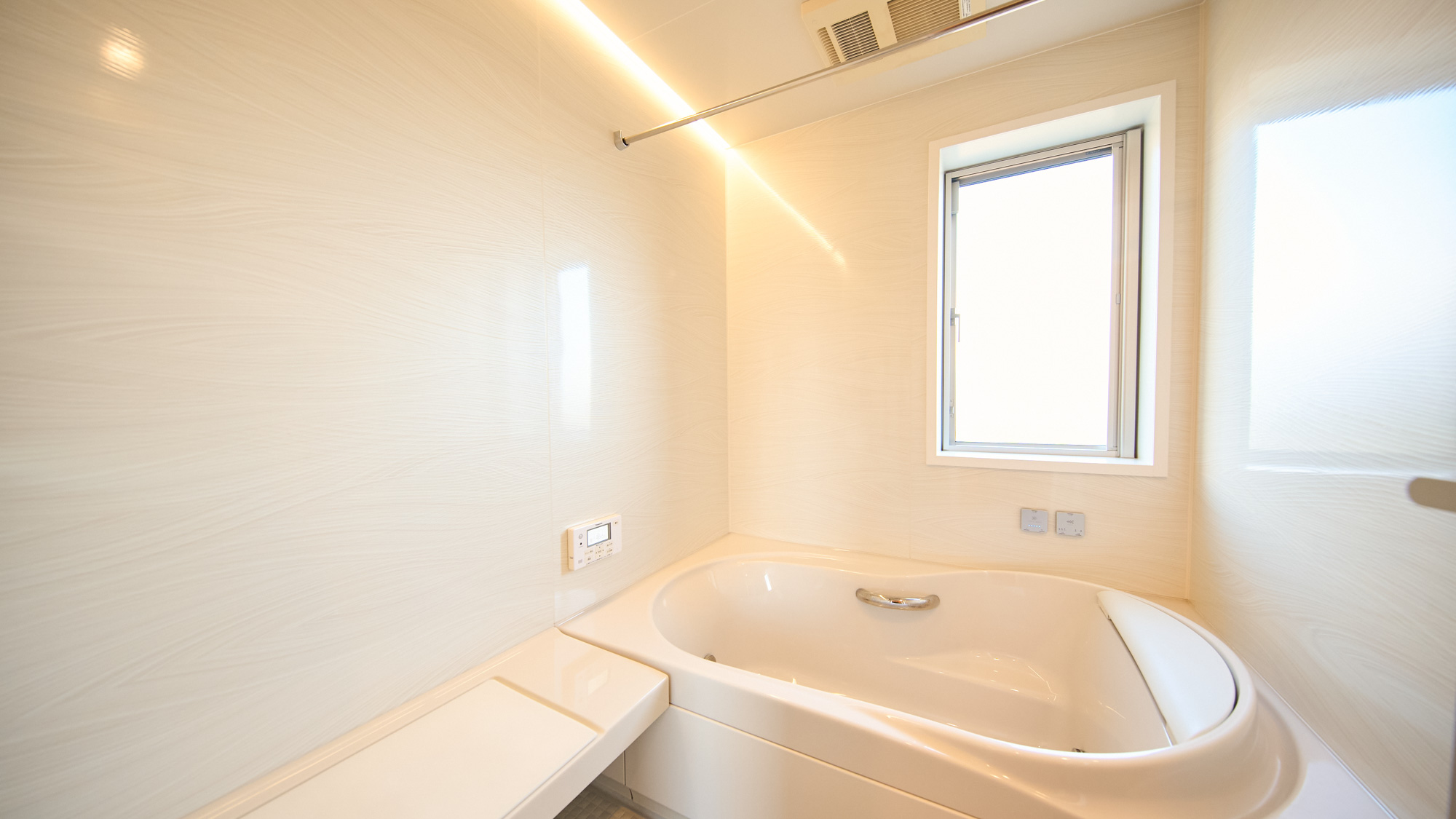バスルーム：ゆったり浸かれるバスタブ