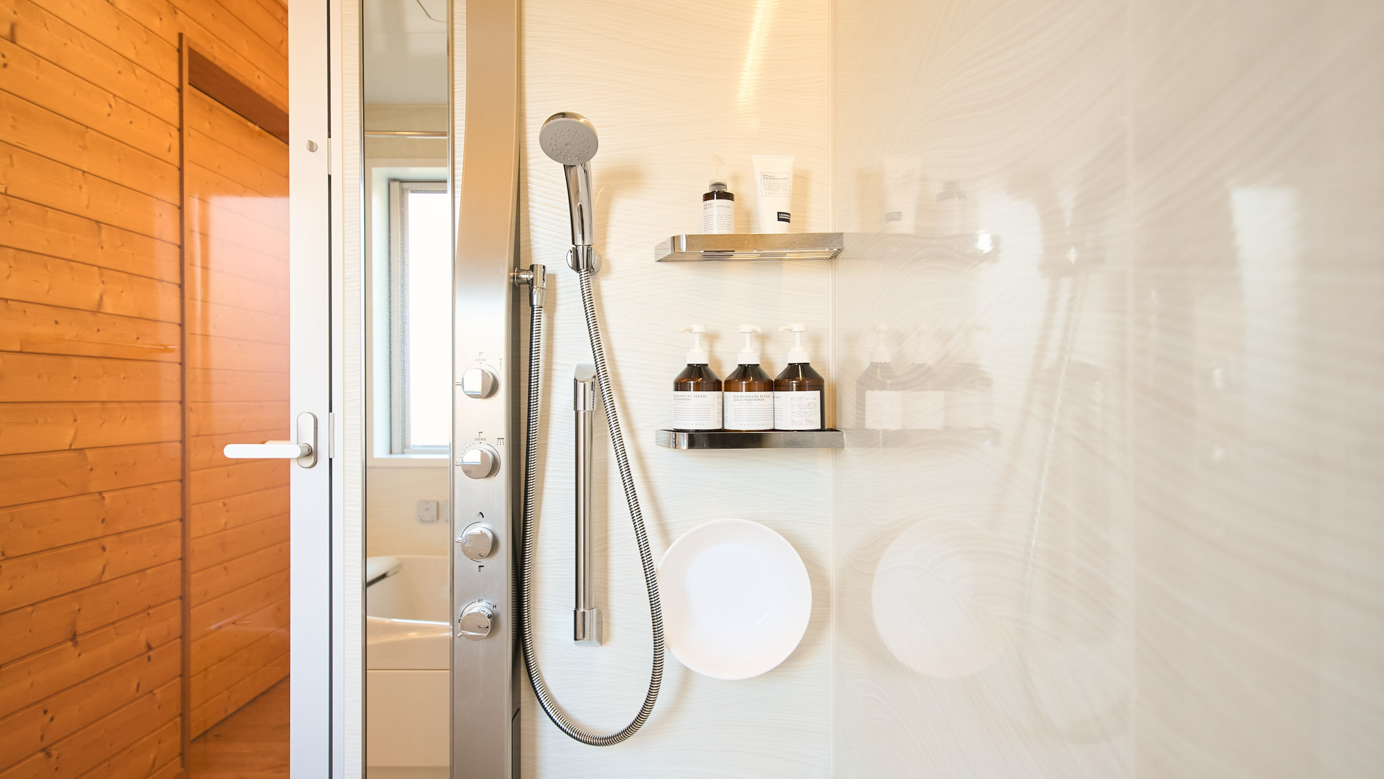 バスルーム：多機能シャワー完備