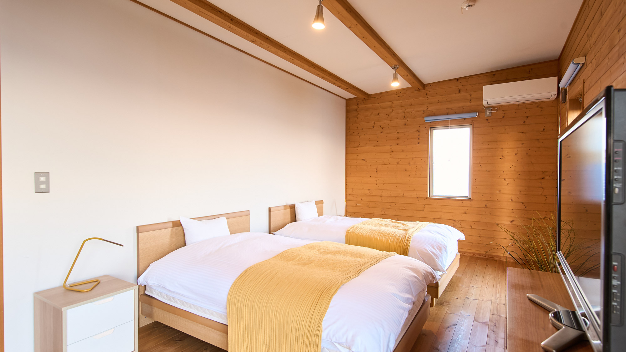 2階／寝室1：寝室は2部屋ございます。それぞれベッドを2台設置