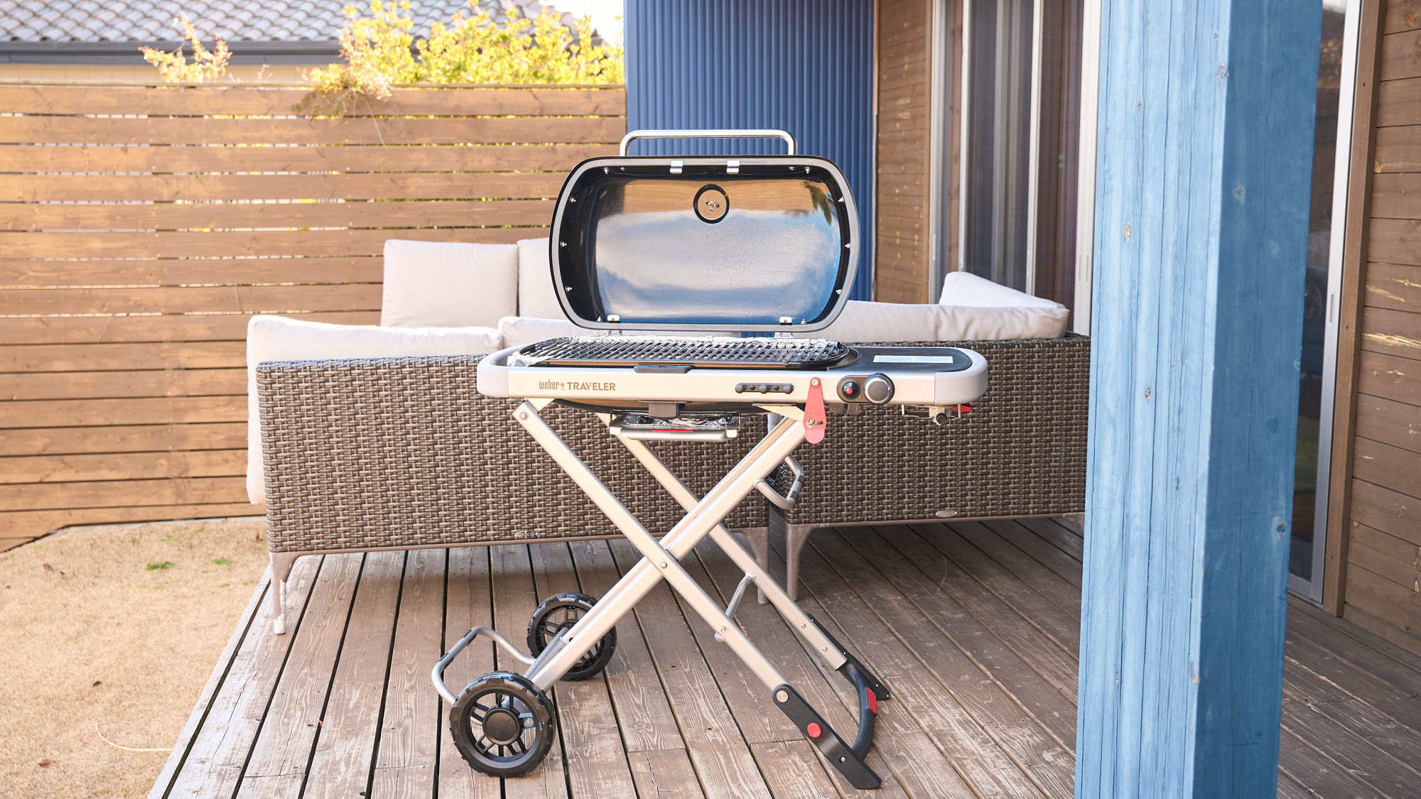 ガーデン：BBQコンロ。多少の雨なら、テラスの屋根の下でバーベキューができます（有料レンタル）