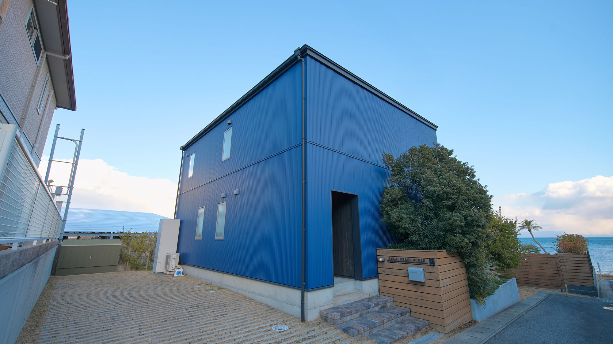 外観：青い外装が目印です。