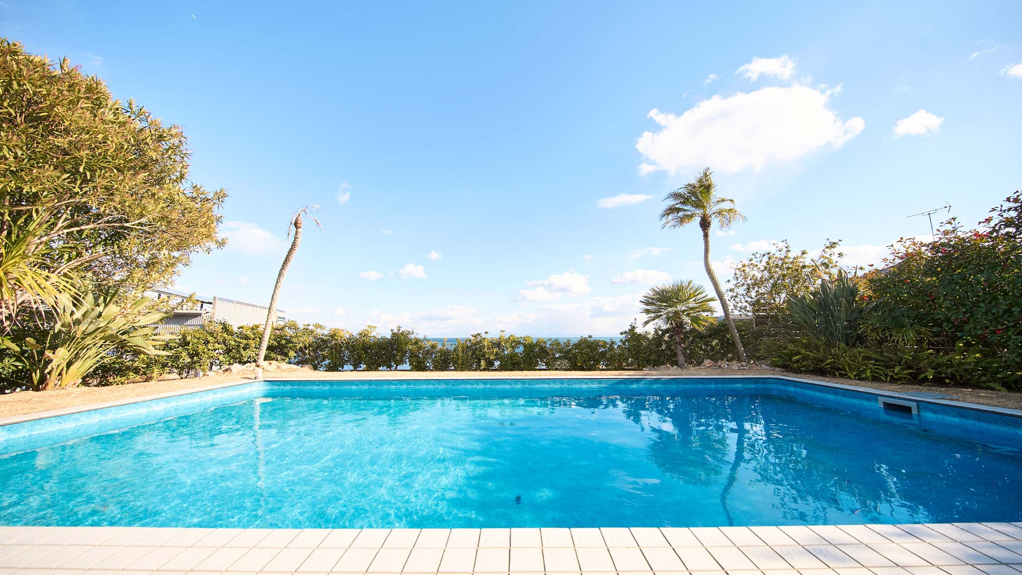 プール：8m&times;4m&times;水深1.2m。お子様が遊ぶ際は目を離さないようにご注意ください。