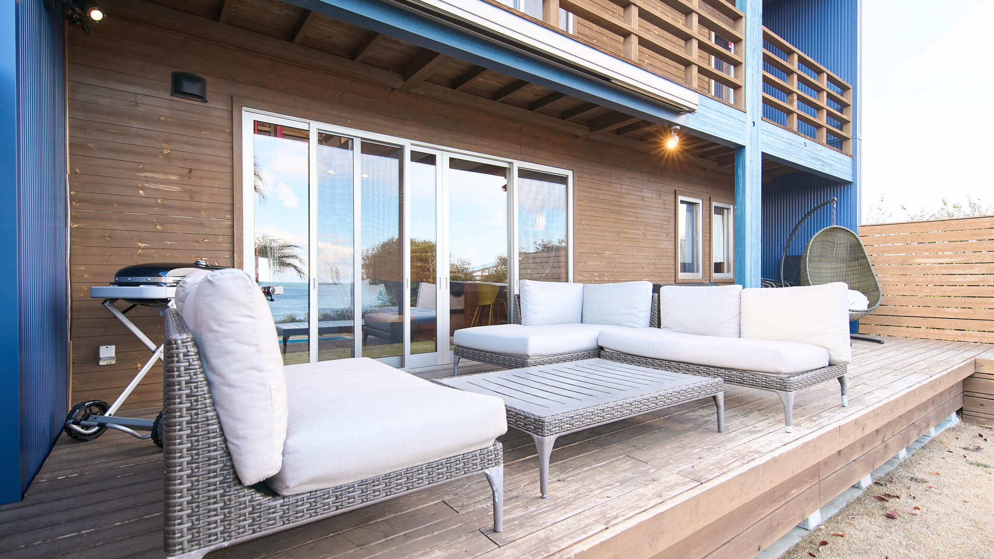 ガーデン：お庭でくつろげるように、屋外ソファ・デイベッド等を設置しています