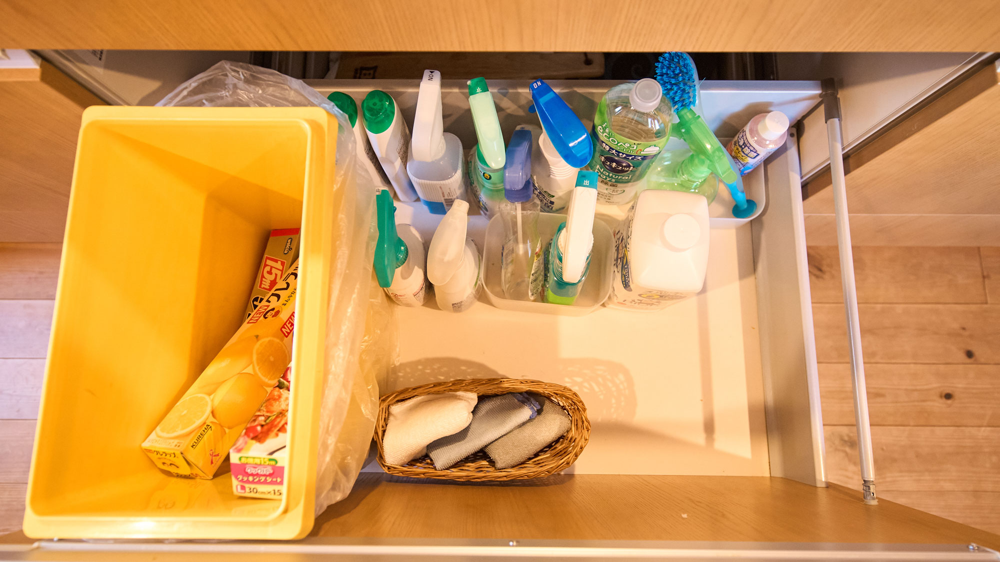 キッチン備品：ラップ・アルミホイル、掃除用品等