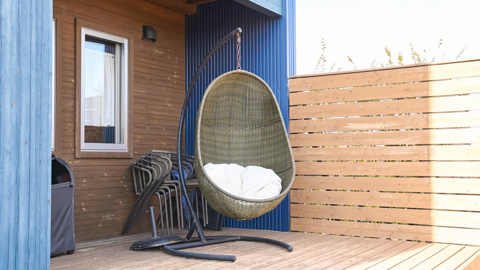 ガーデン：外でもくつろげるように、屋外チェア・屋外ソファ・デイベッド等を設置しています