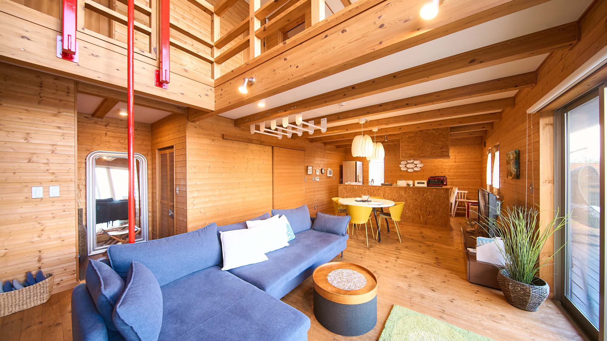 リビング：木の匂いが香るウッド調にまとめており、あたたかな質感の空間