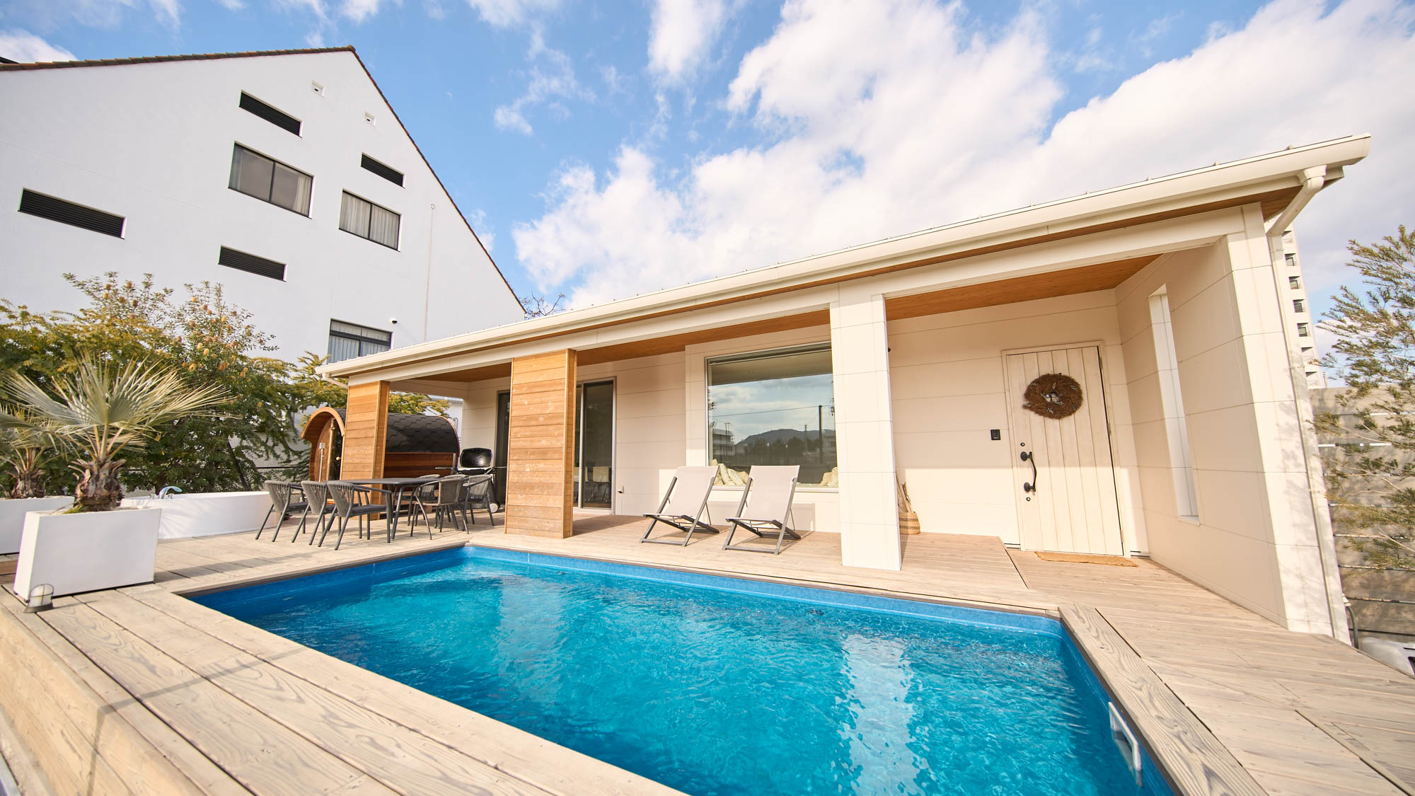 テラスにはプールを備えています。周りの目を気にせず、存分に遊べます。