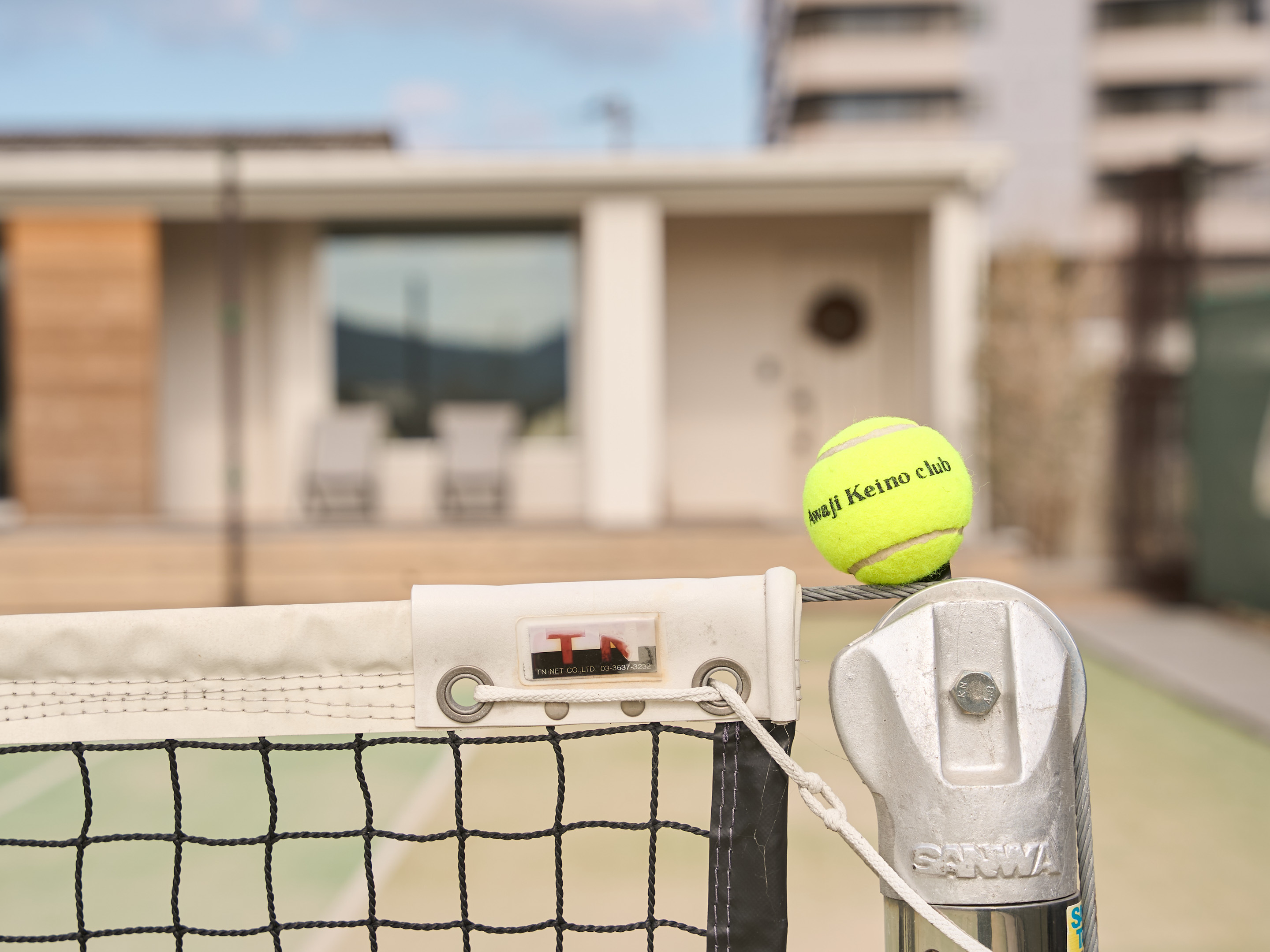 テニスコート：しっかりとした広さのテニスコート。フットサルのコートとしてもご利用いただけます。