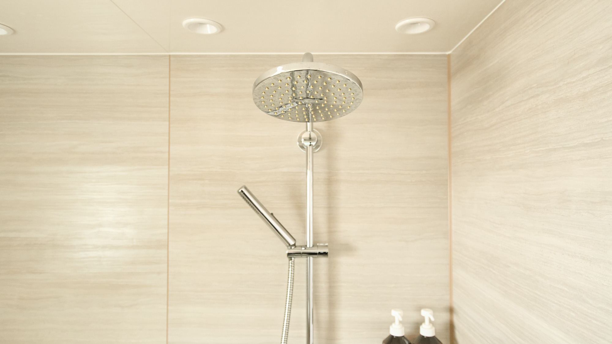 バスルーム：シャワー設備