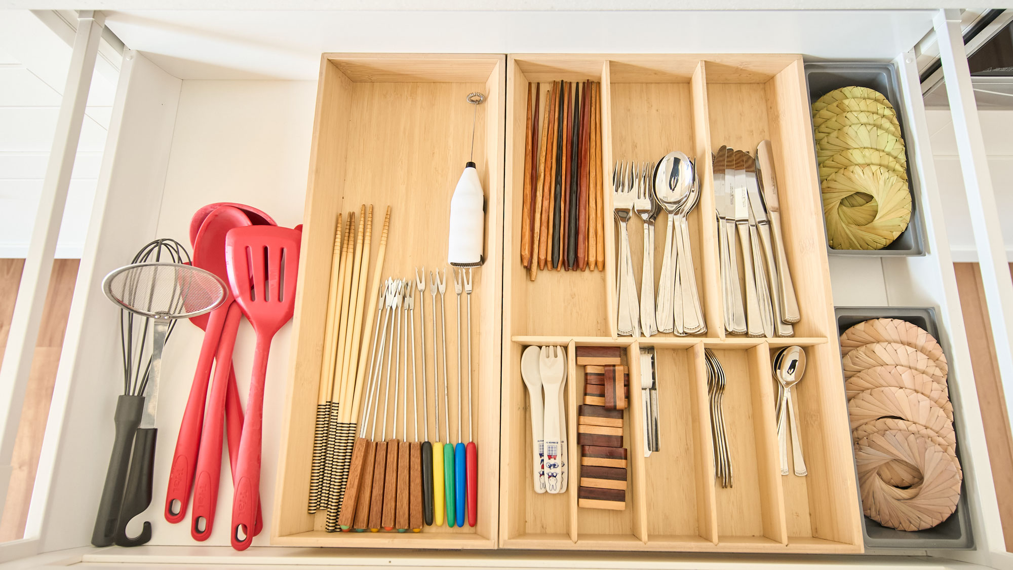 キッチン備品：カトラリー類、調理器具