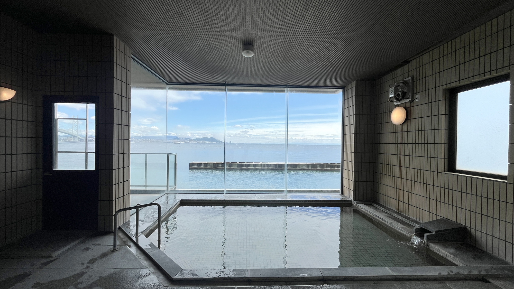 【本館・お風呂】季節によって海の色が違います