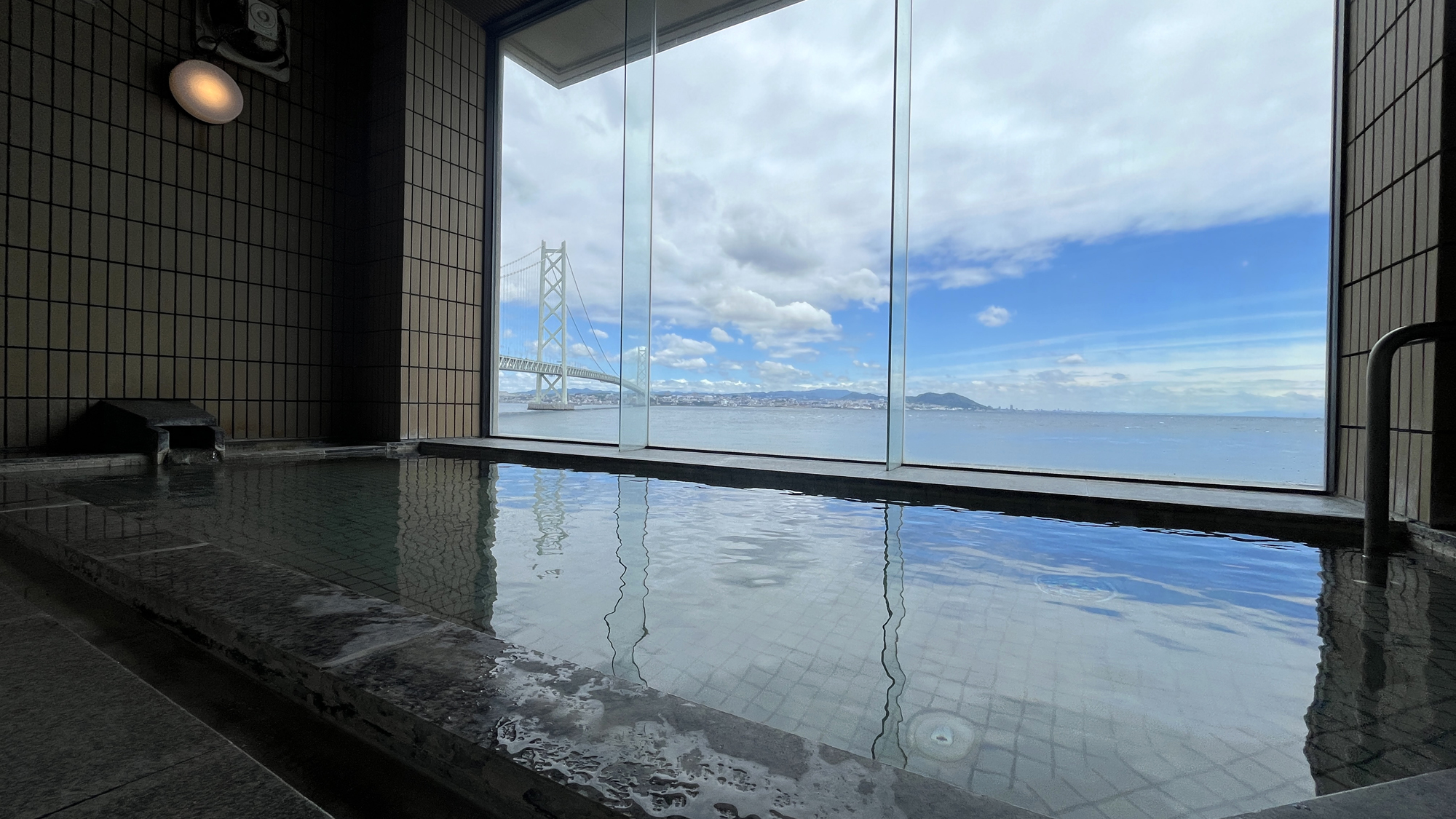 【本館・お風呂】タイミングが良いと船が通るのが見られます