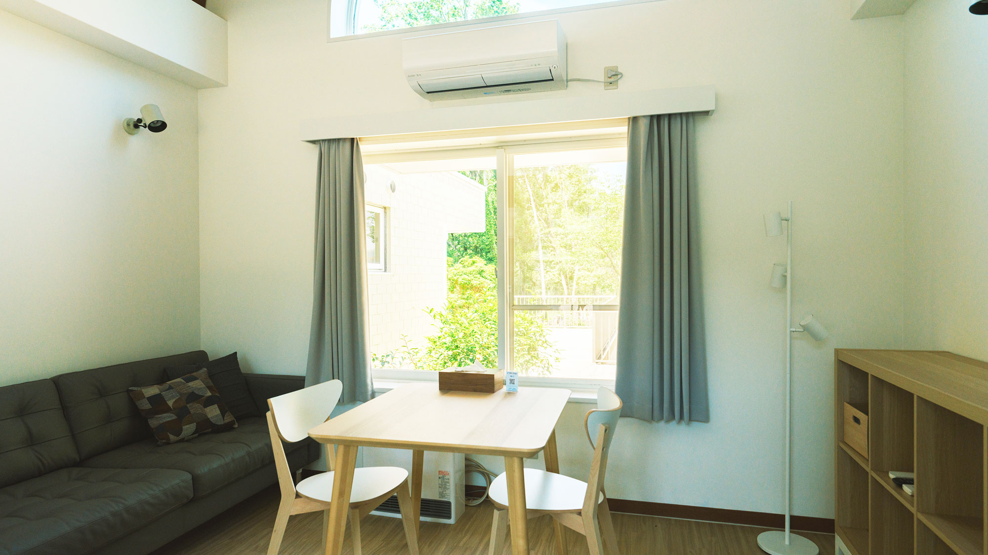 【／With Dogs・1号室（53㎡）】ソファーとテーブルセットを配したリビングスペース。