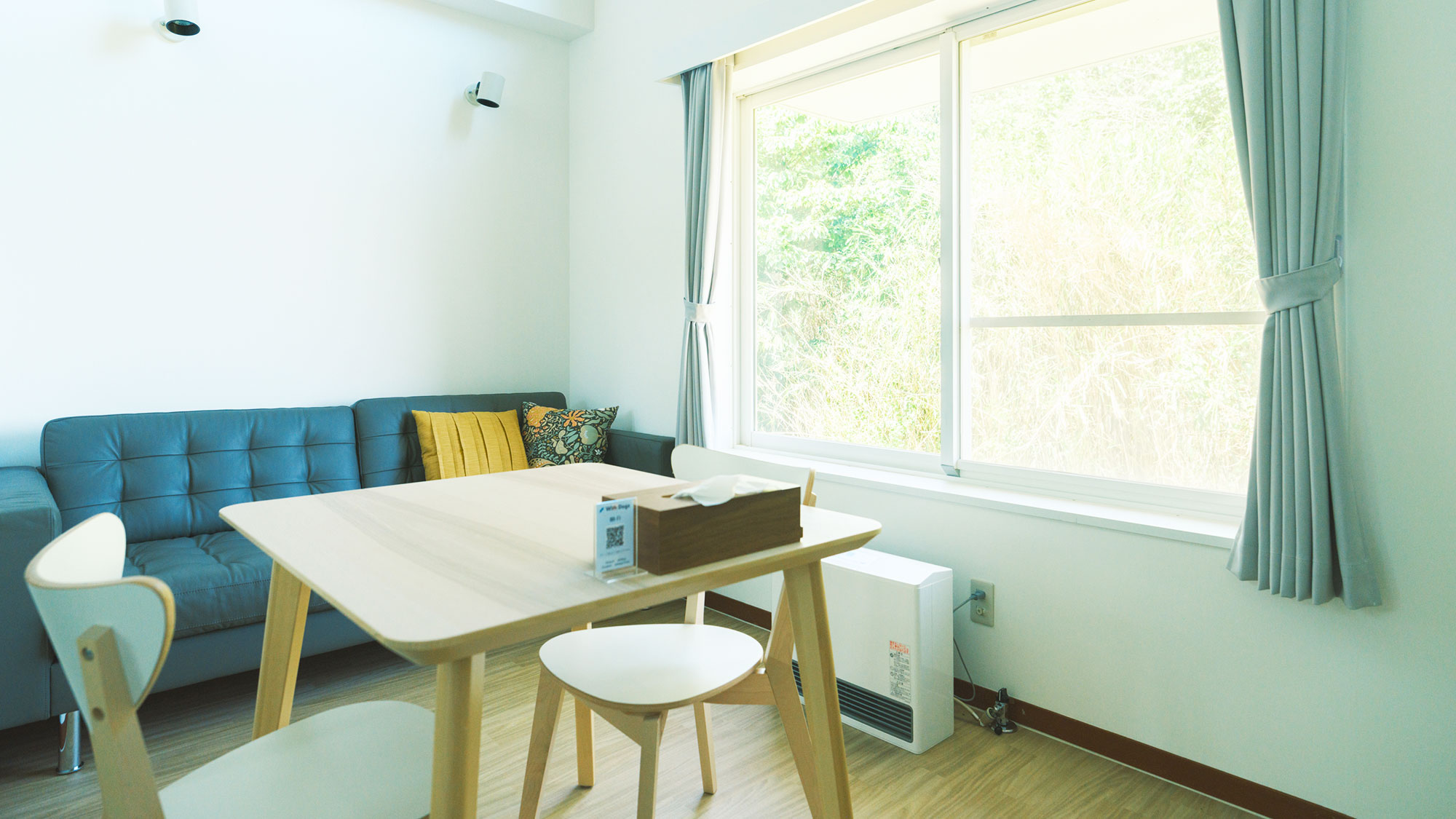 【／With Dogs・3号室（53㎡）】ソファーとテーブルセットを配したリビングスペース。