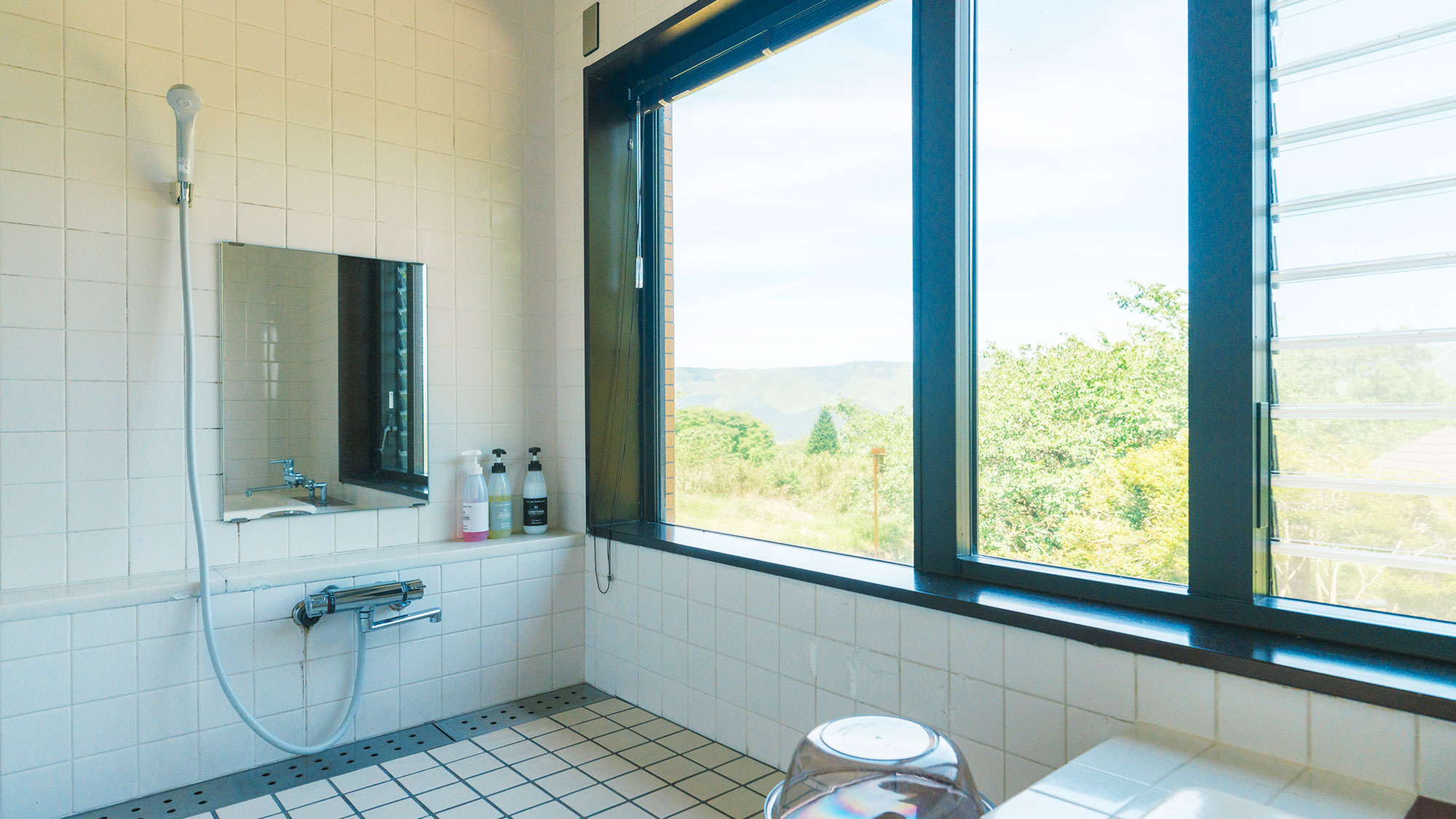 【／Lodge・和洋室】雄大な山々を眺めながらバスタイムをお楽しみください。