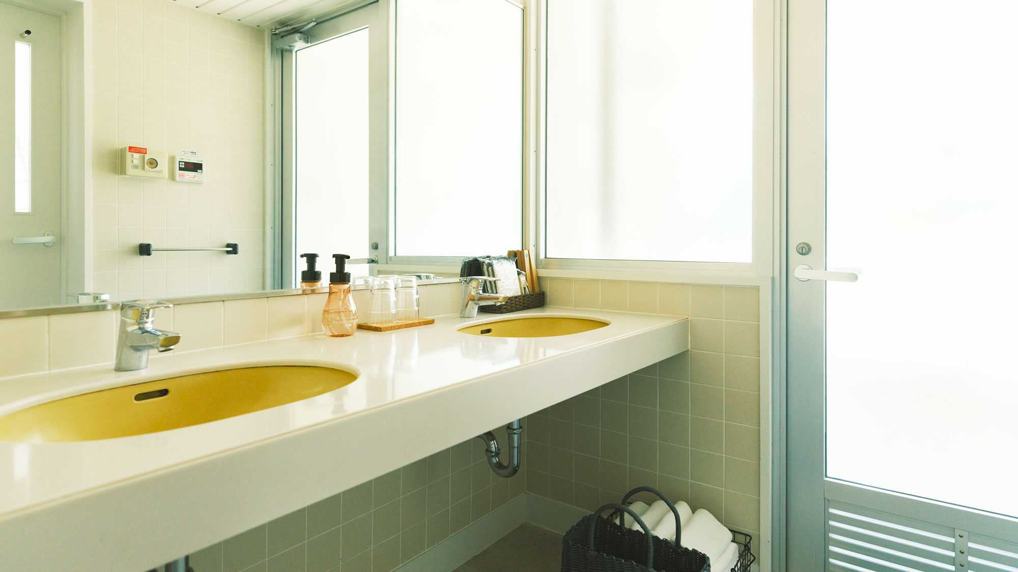 【／With Dogs・1号室（53㎡）】バスルームと洗面台は独立しており広々とお使いいただけます。